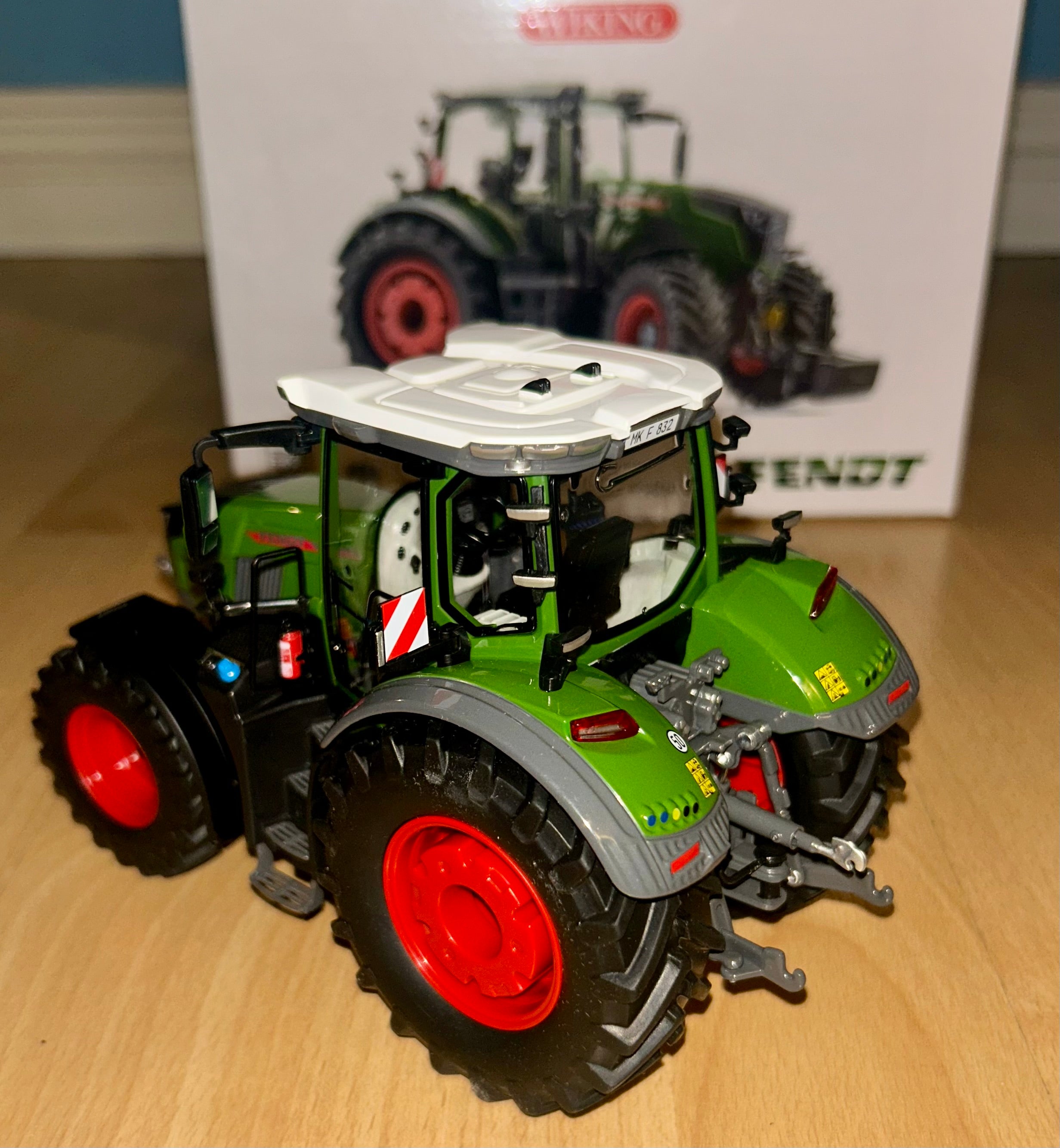 WIKING 1:32 SCALE FENDT 832 VARIO TRACTOR