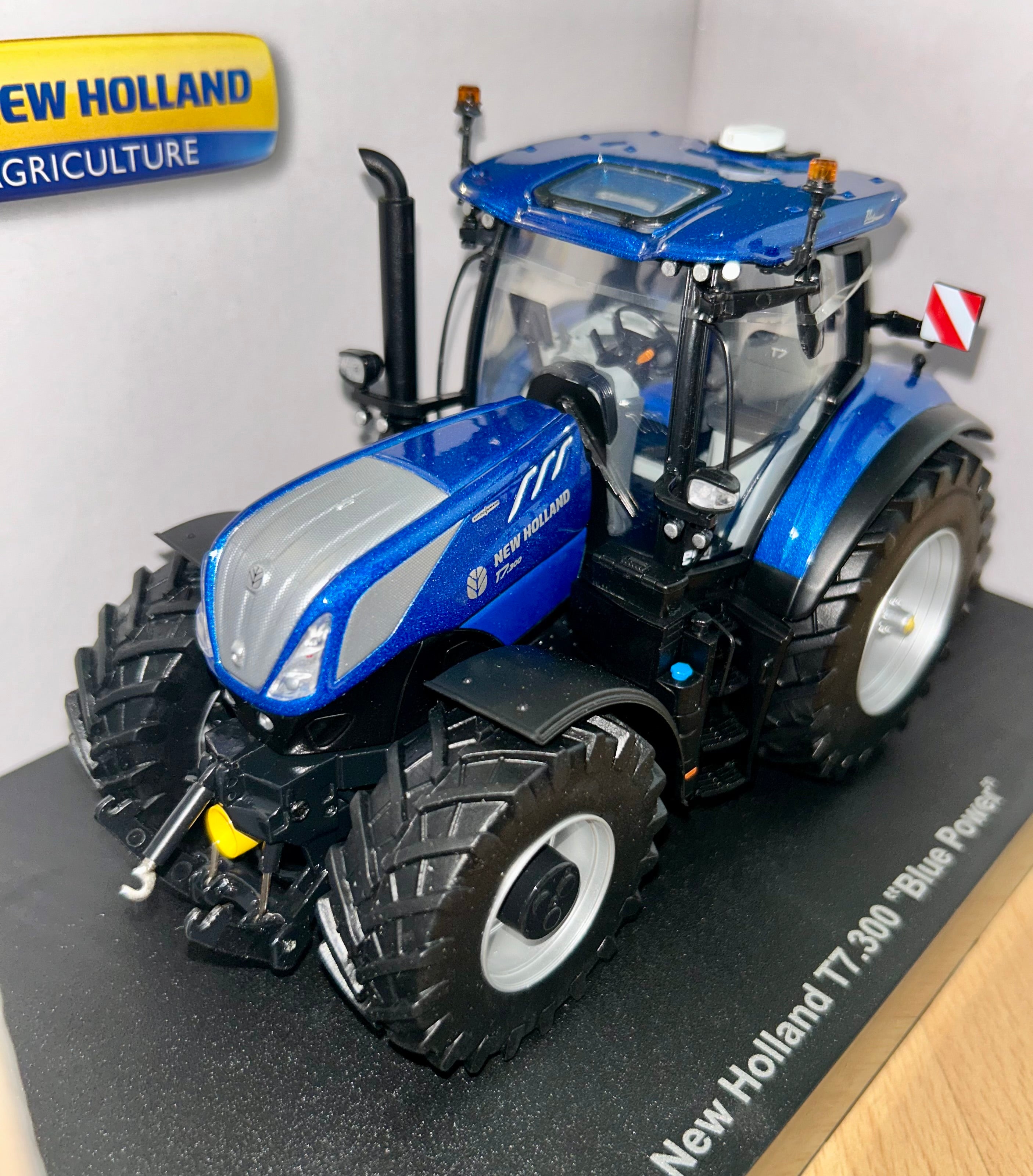 Universal Hobbies New Holland T7.300 Blue Power 1:32 Scale Tractor