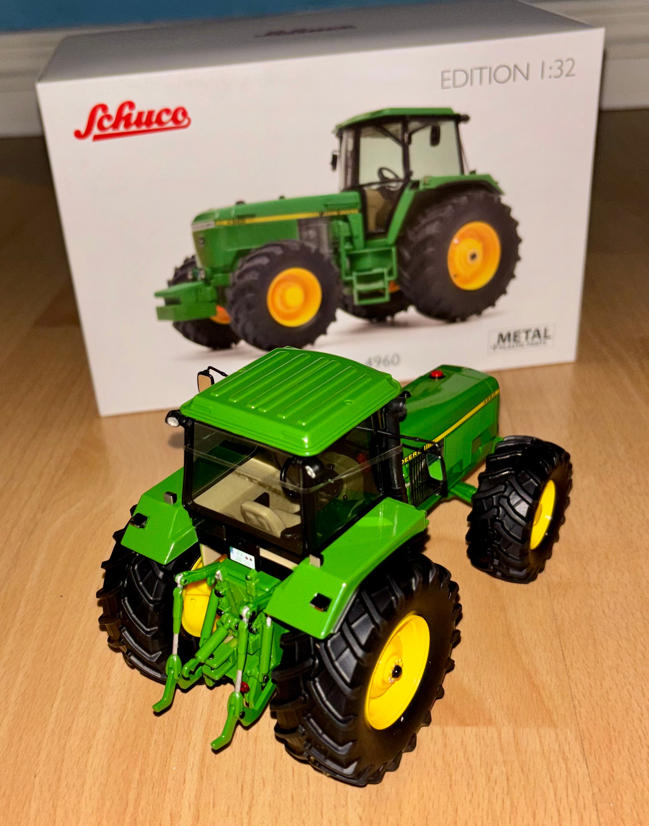 SCHUCO 1:32 SCALE JOHN DEERE 4960 TRACTOR