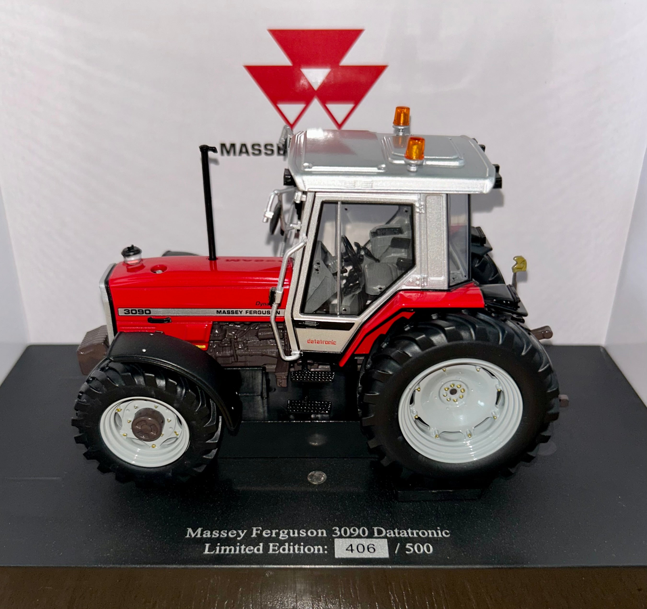 Universal Hobbies Massey Ferguson 3090 Datatronic 1:32 Scale