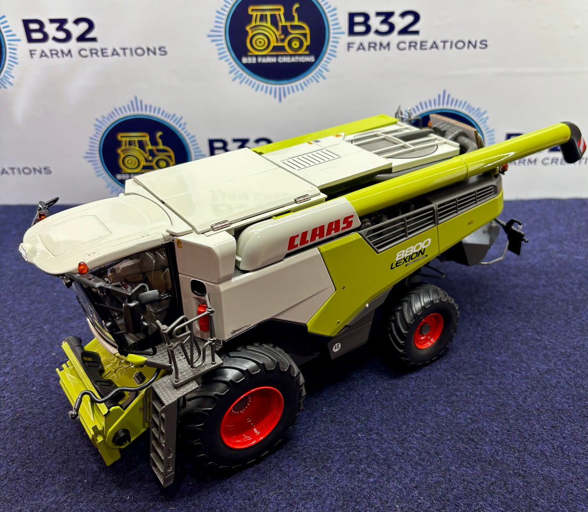 MARGE MODELS 1:32 SCALE CLAAS LEXION 8900 WITH CORN HEADER + TRAILER