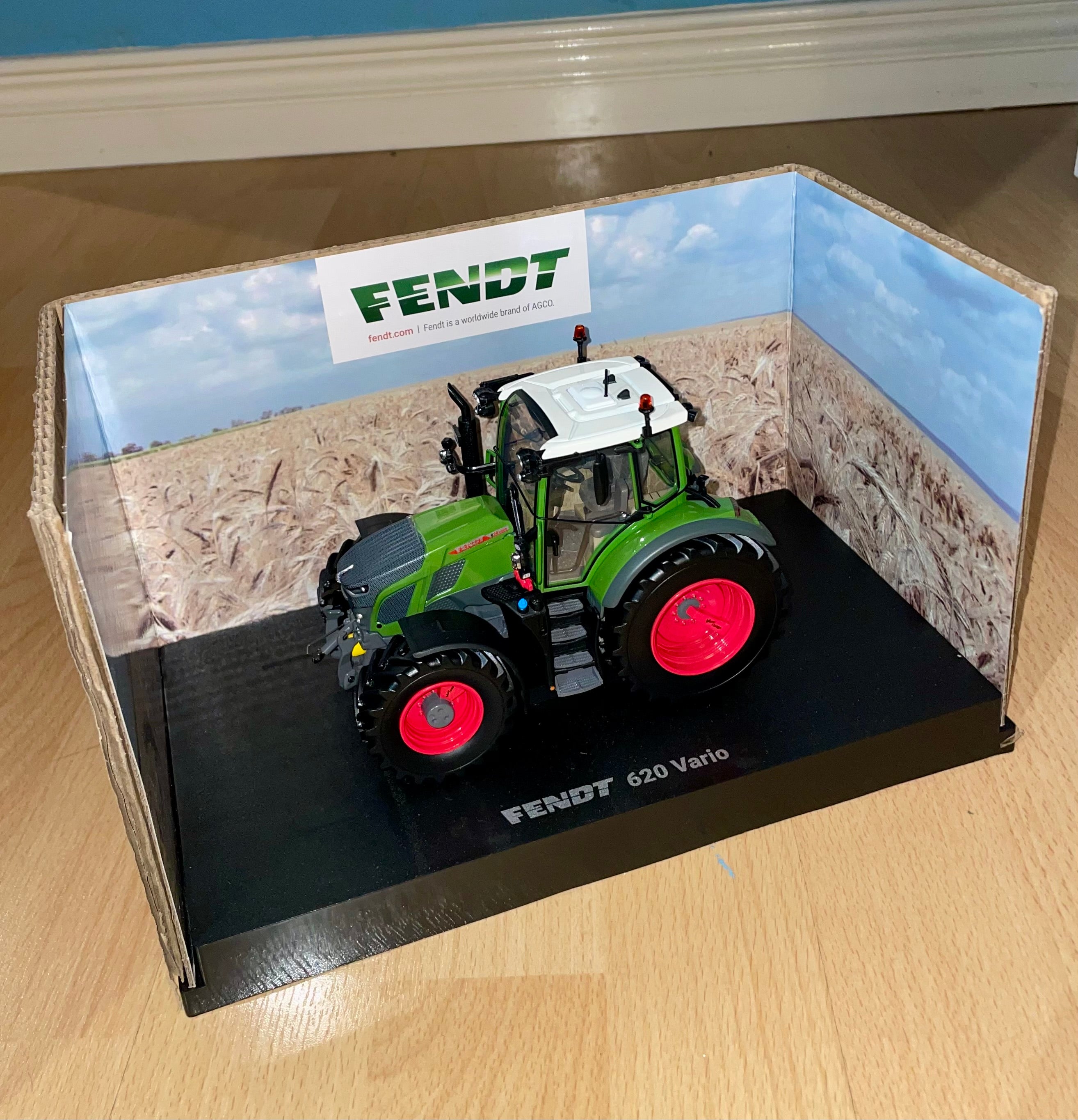 UNIVERSAL HOBBIES 1:32 SCALE FENDT 620 VARIO TRACTOR