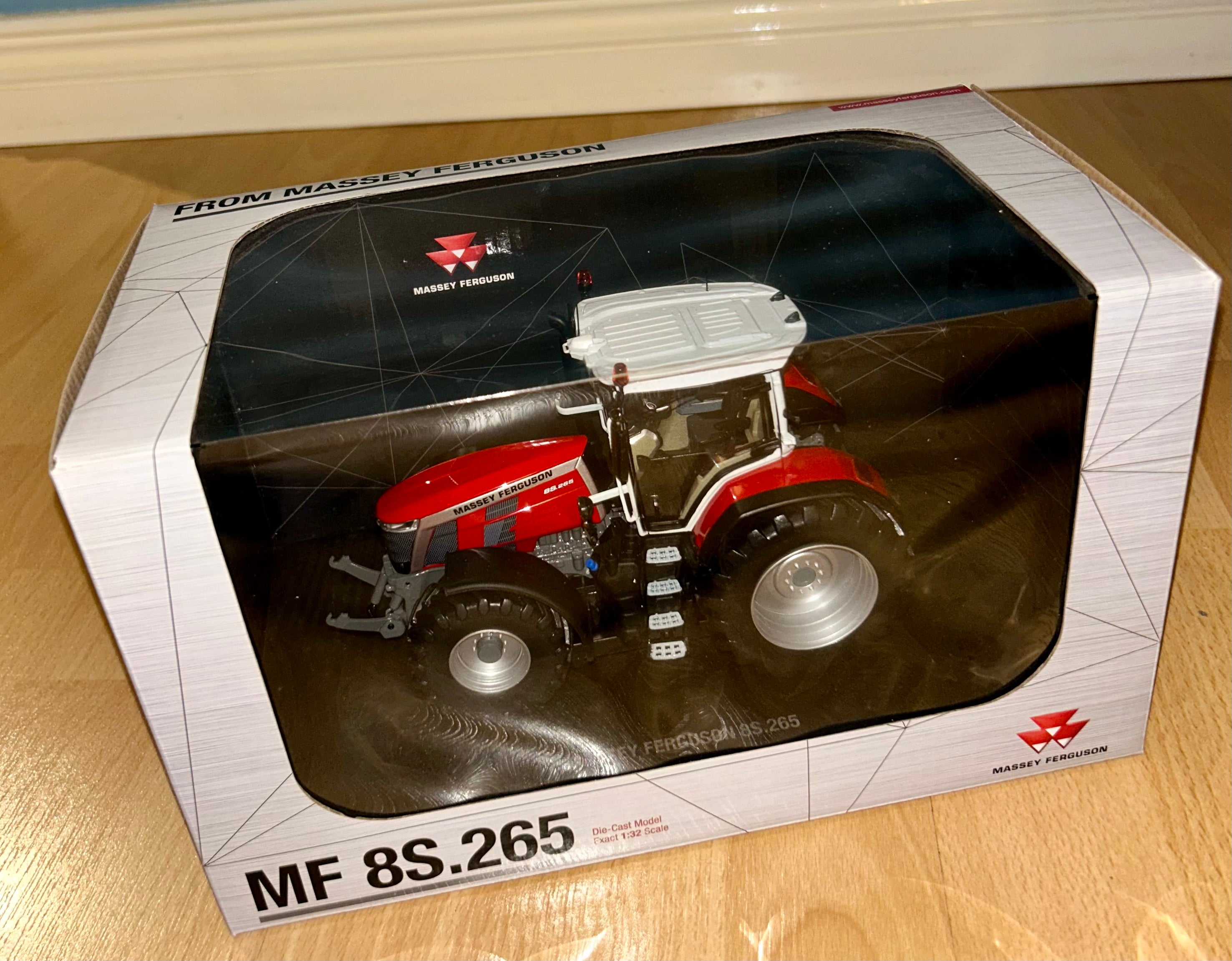 Universal Hobbies Massey Ferguson 8s.265 1:32 Scale Tractor
