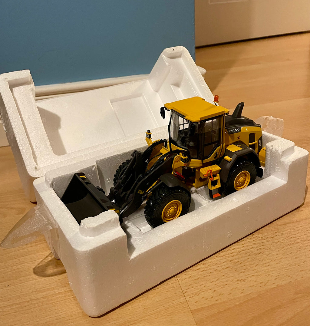 AT COLLECTIONS 1:32 SCALE VOLVO L60H WHEEL LOADER