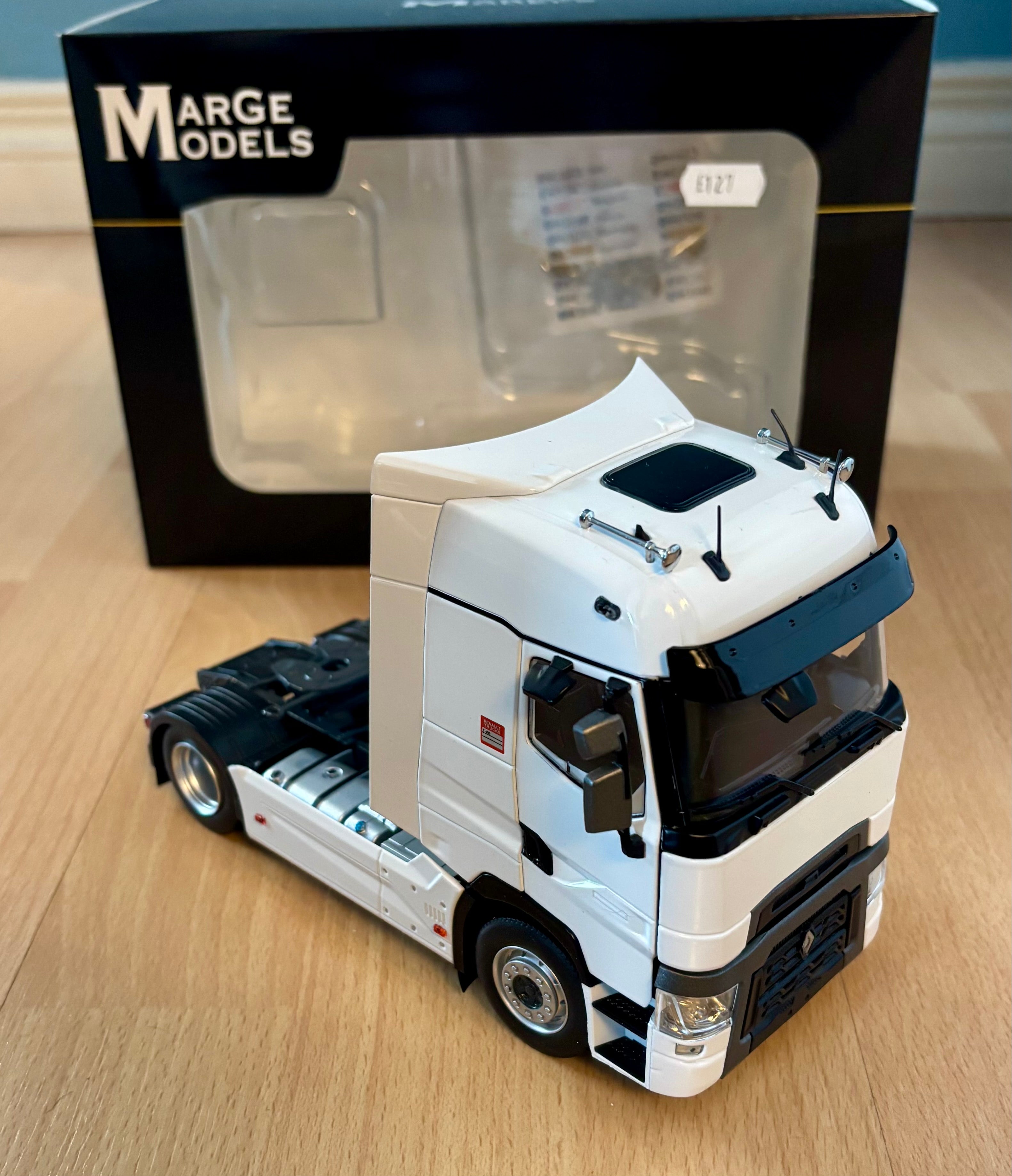 MARGE MODELS 1:32 SCALE RENAULT T-SERIES 4X2 LORRY IN WHITE