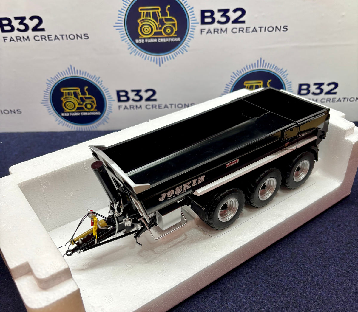 UNIVERSAL HOBBIES 1:32 SCALE JOSKIN KTP 27/65 TRAILER BLACK EDITION