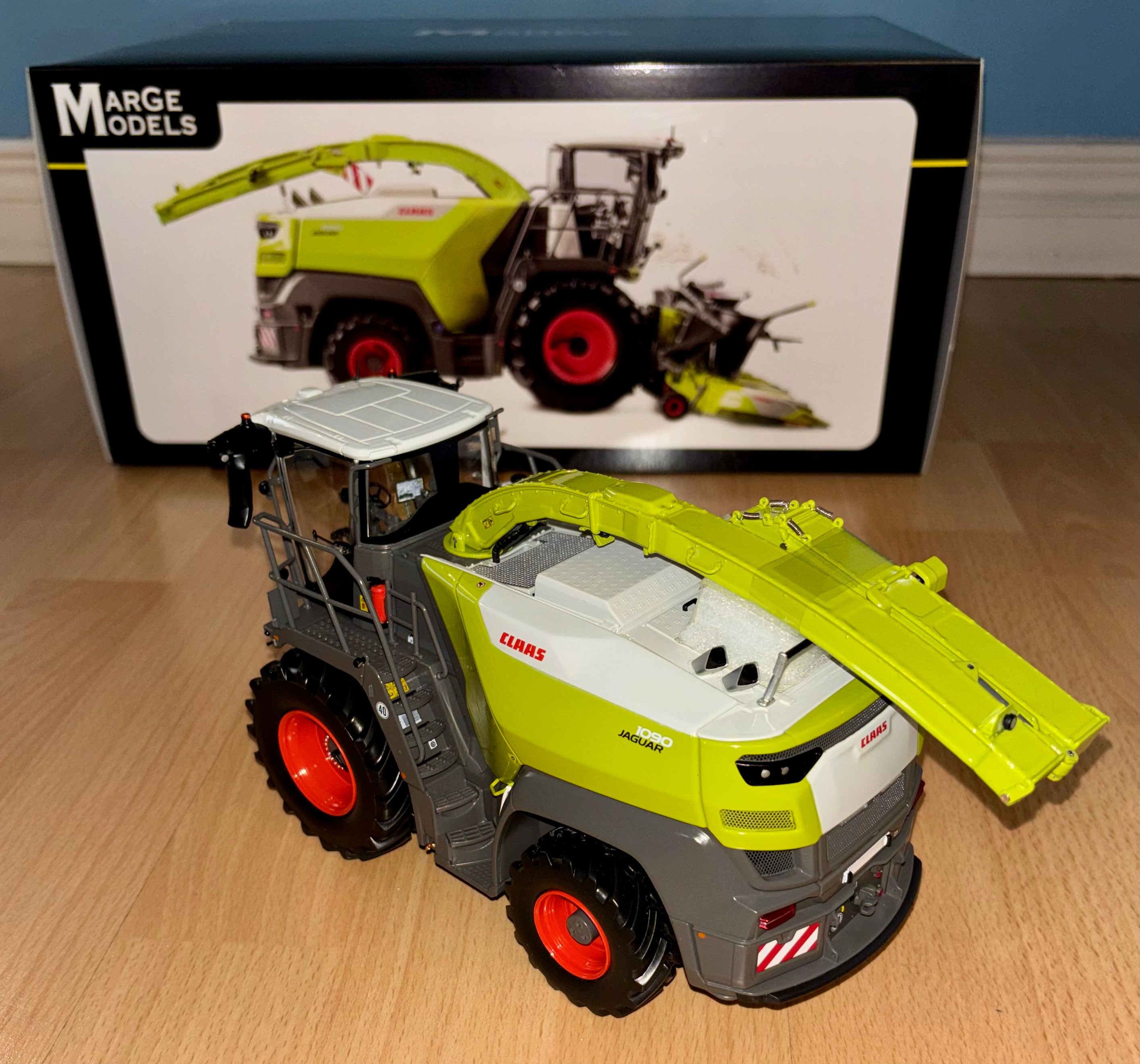 MARGE MODELS 1:32 SCALE CLAAS JAGUAR 1090 WITH MAIZE HEADER