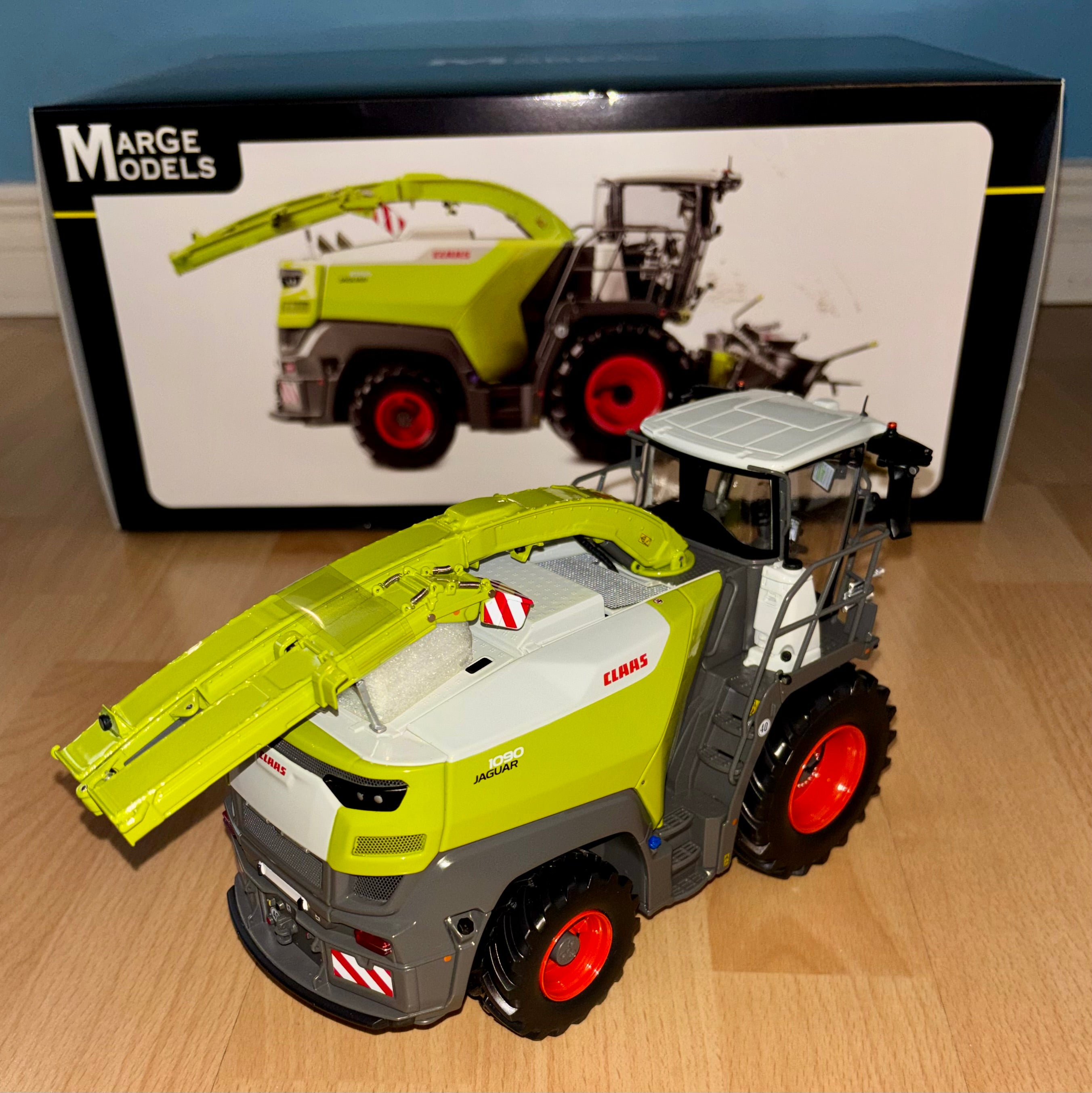 MARGE MODELS 1:32 SCALE CLAAS JAGUAR 1090 WITH MAIZE HEADER