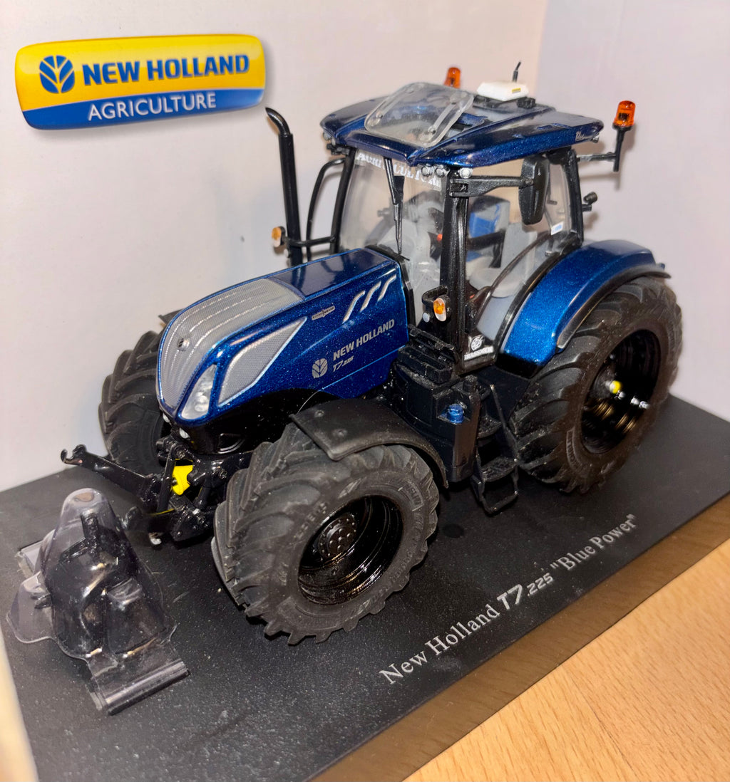 UNIVERSAL HOBBIES 1:32 SCALE NEW HOLLAND T7.225 BLUE POWER WITH P32 WHEELS