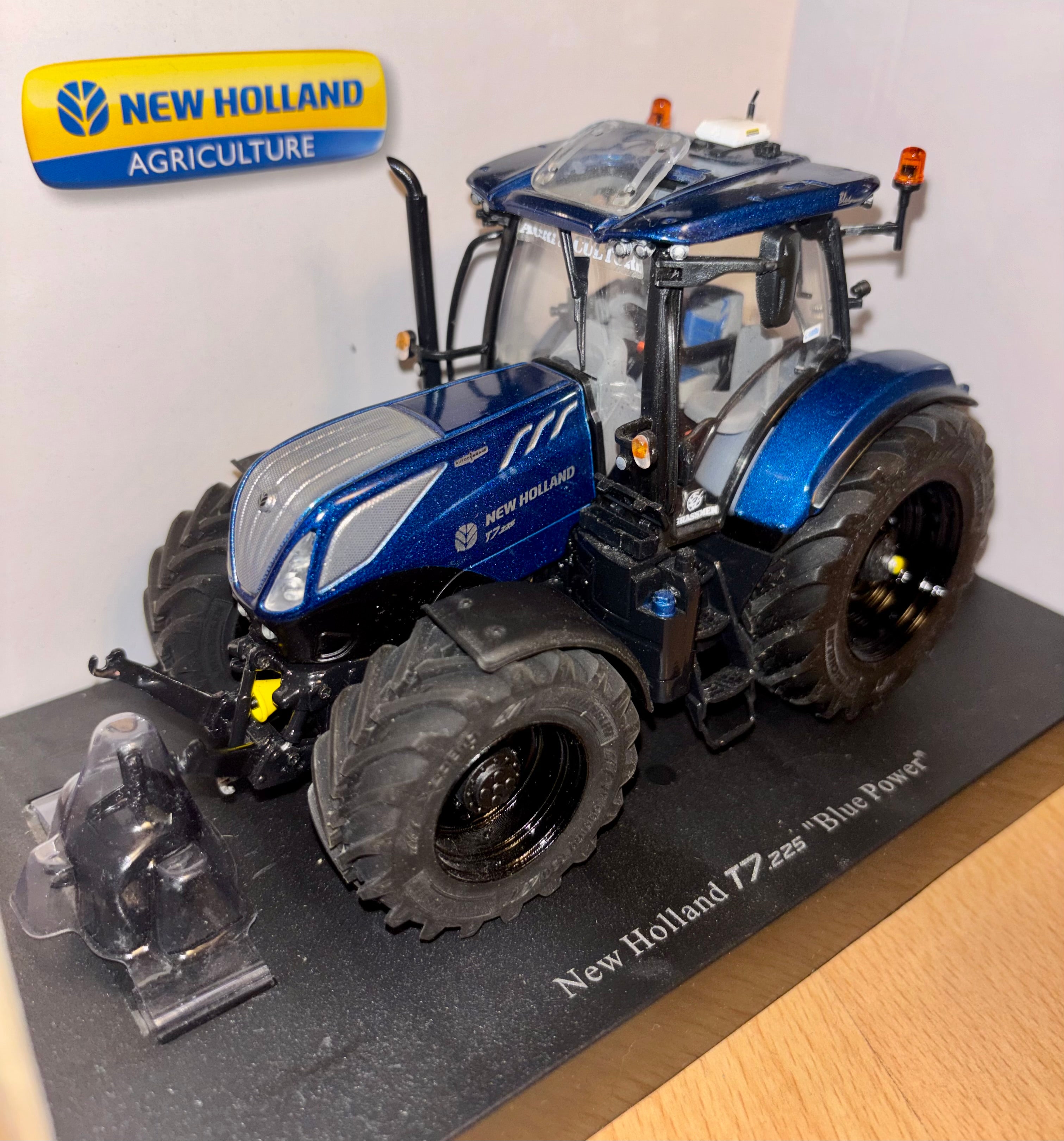 UNIVERSAL HOBBIES 1:32 SCALE NEW HOLLAND T7.225 BLUE POWER WITH P32 WHEELS