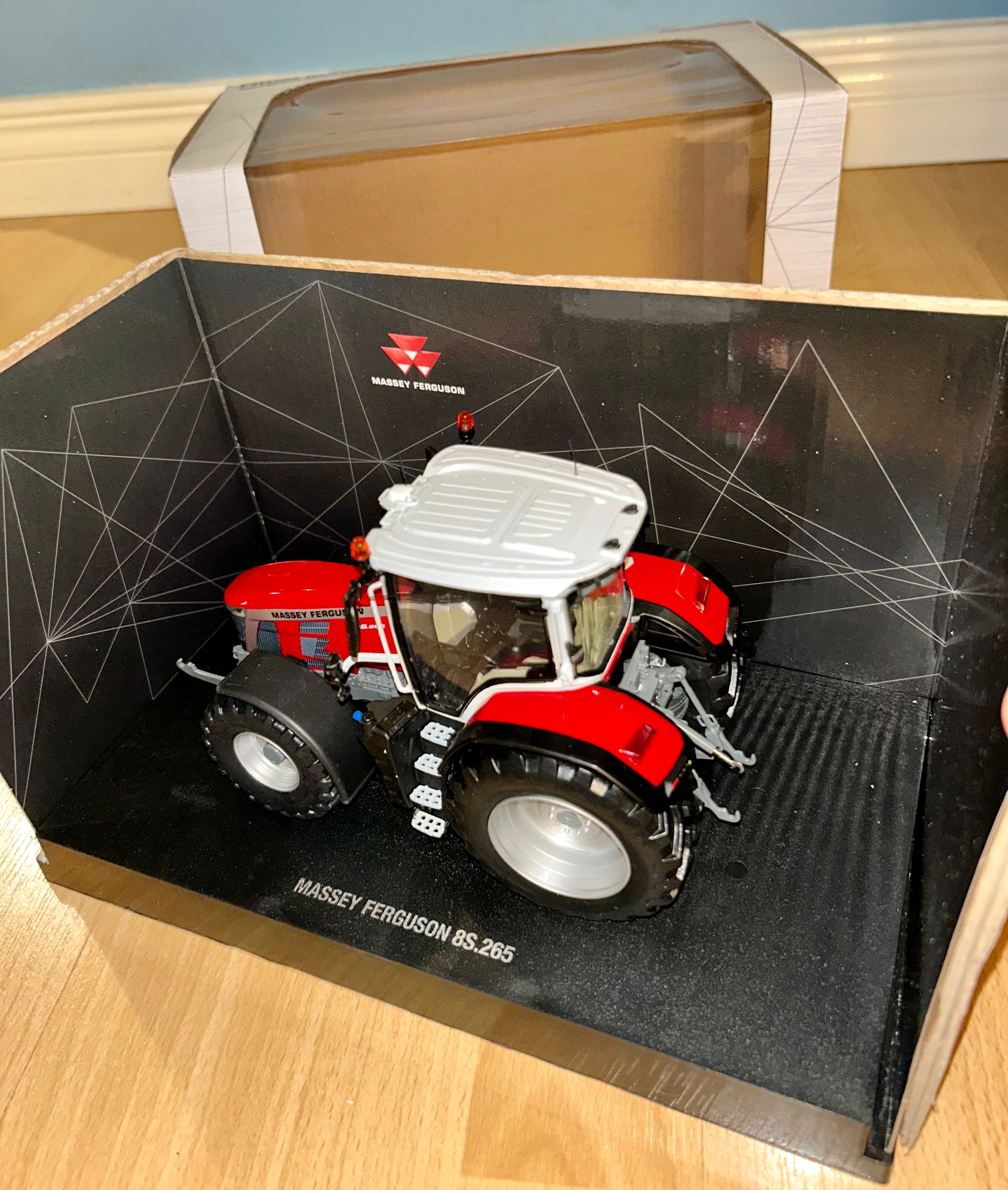 Universal Hobbies Massey Ferguson 8s.265 1:32 Scale Tractor