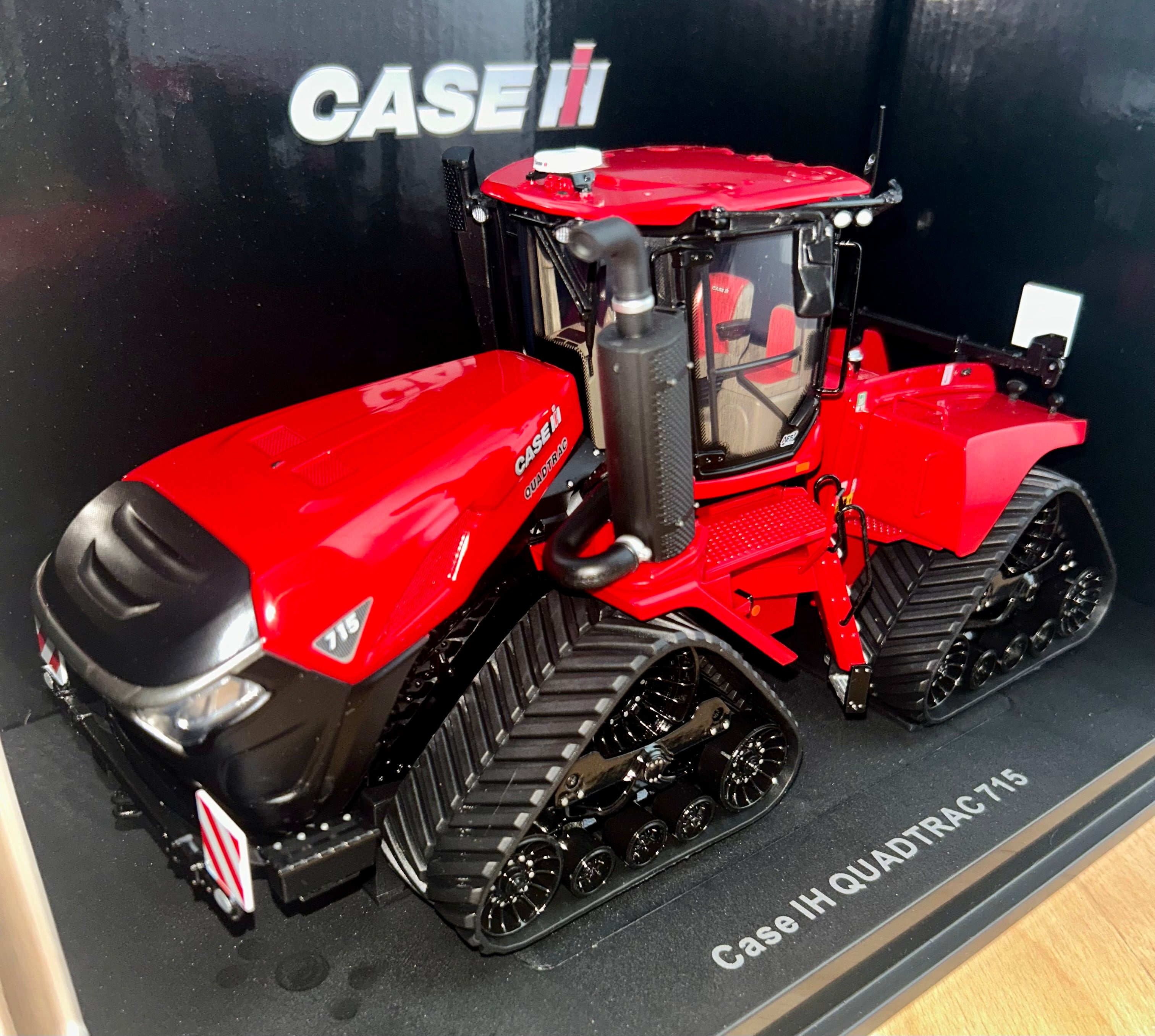 UNIVERSAL HOBBIES CASE IH QUADTRAC 715 1.32 SCALE
