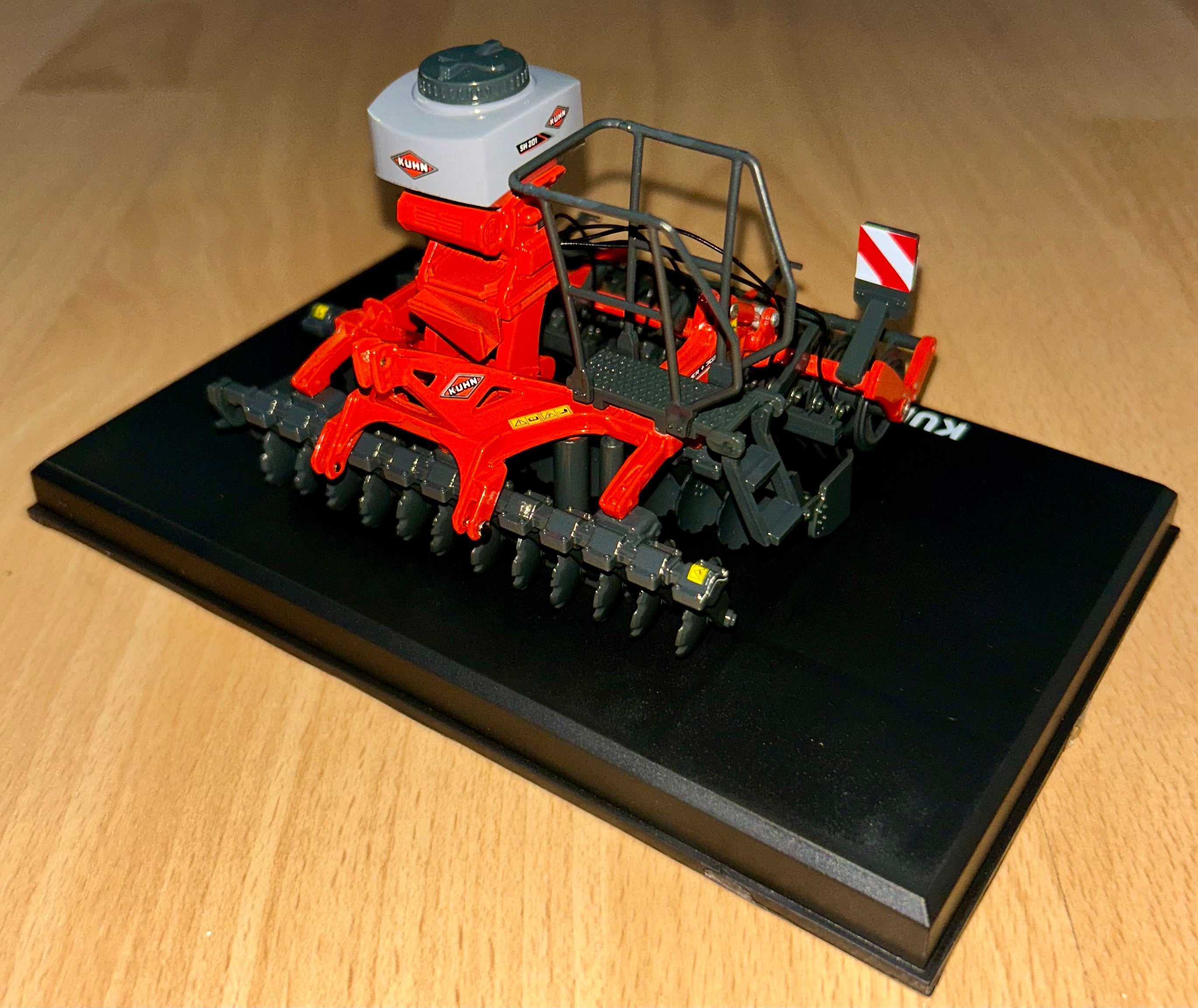 Replicagri Kuhn Optimer+ 303/SH 201 1:32 Scale - Grey Hoppers