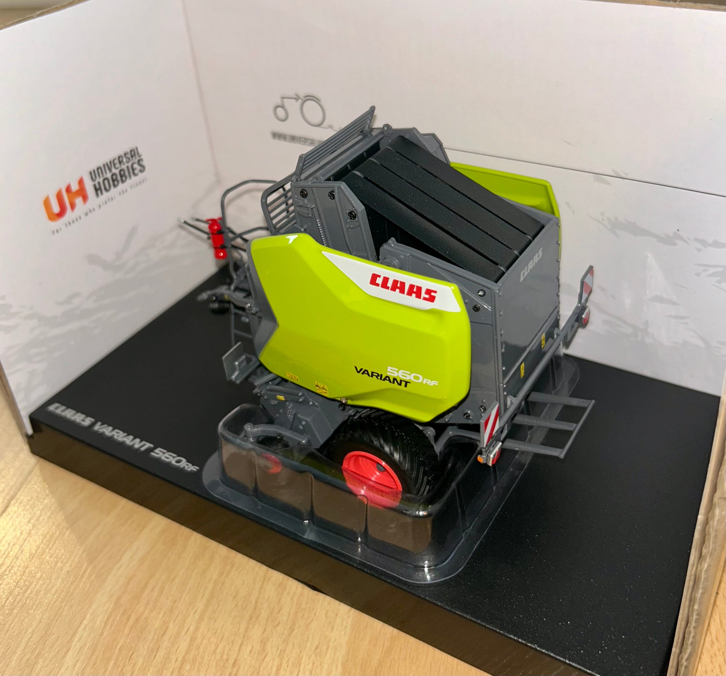 UNIVERSAL HOBBIES CLAAS VARIANT 560RF ROUND BALER 1:32 SCALE