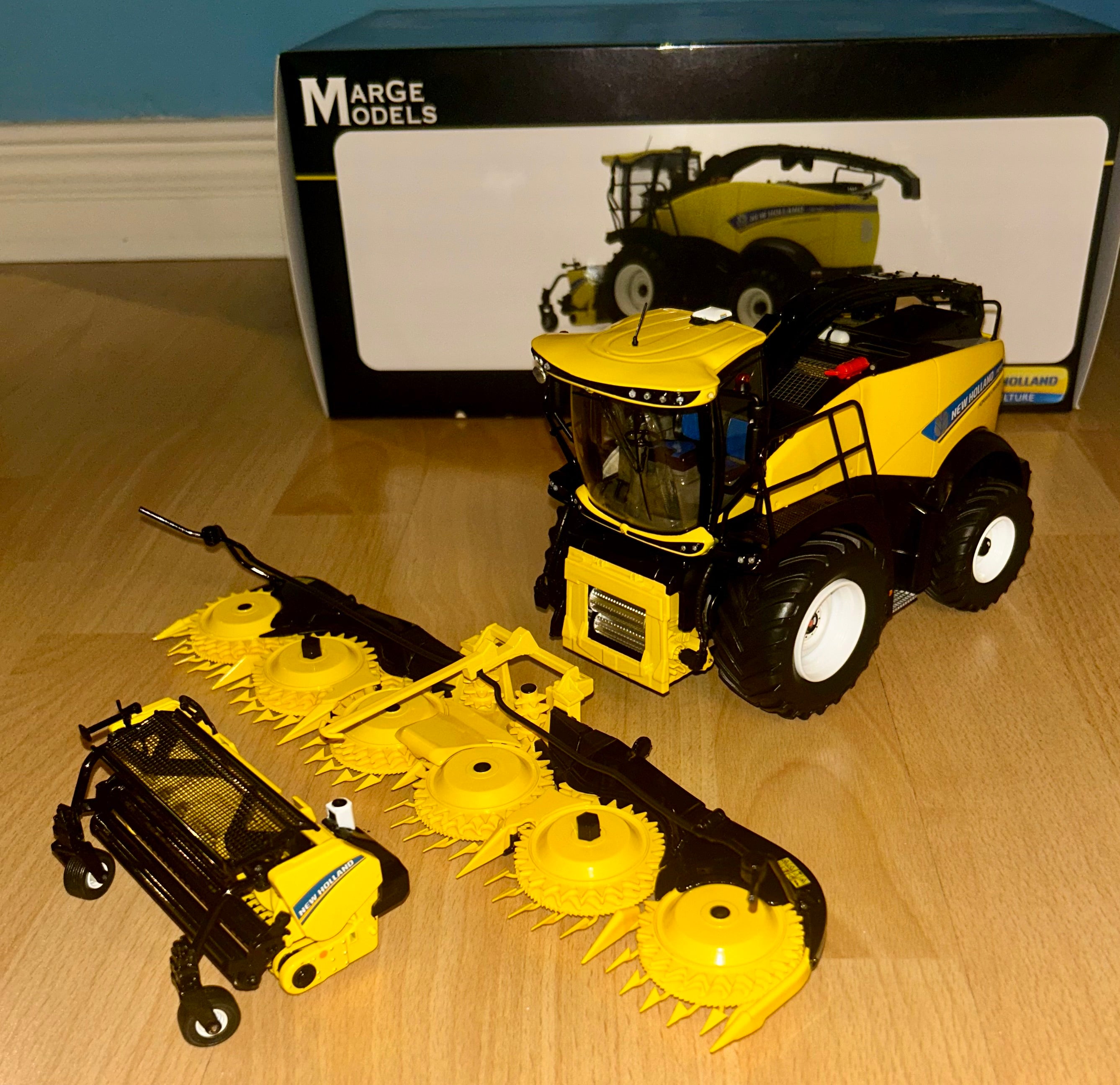 MARGE 1:32 SCALE NEW HOLLAND FR780 FORAGE HARVESTER WITH GRASS + MAIZE HEADER