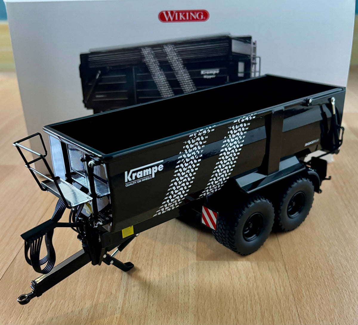 WIKING 1:32 SCALE KRAMPE BIG BODY 650 IN BLACK WITH SILAGE SIDES "TYRE TRACKS"