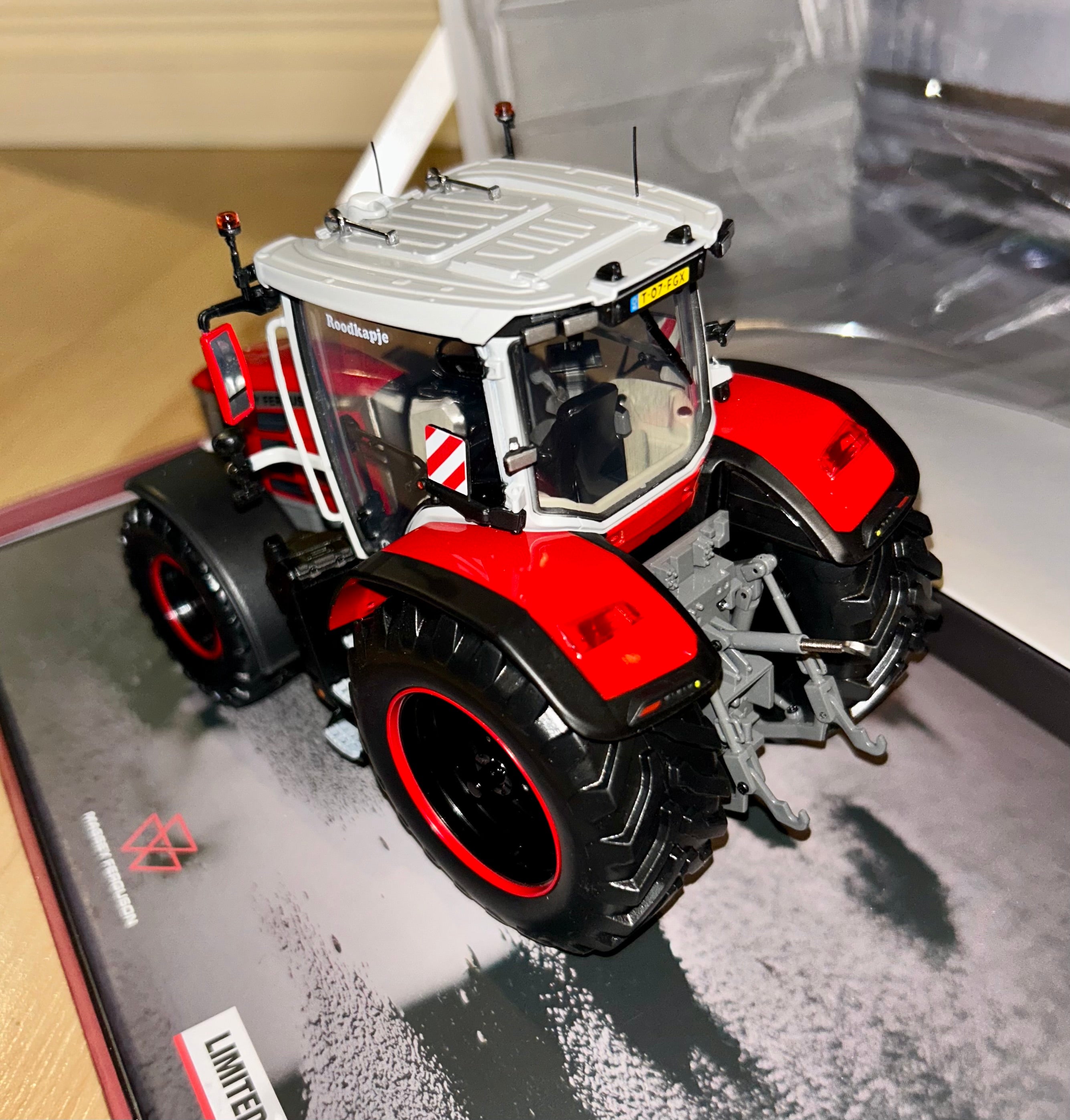 UNIVERSAL HOBBIES MASSEY FERGUSON 8S.225 LIMITED EDITION 1:32 SCALE