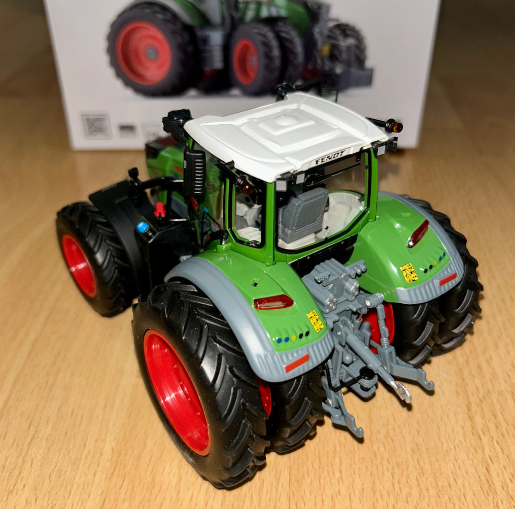 WIKING 1:32 SCALE FENDT 726 VARIO WITH FRONT WEIGHT - DUAL WHEELS