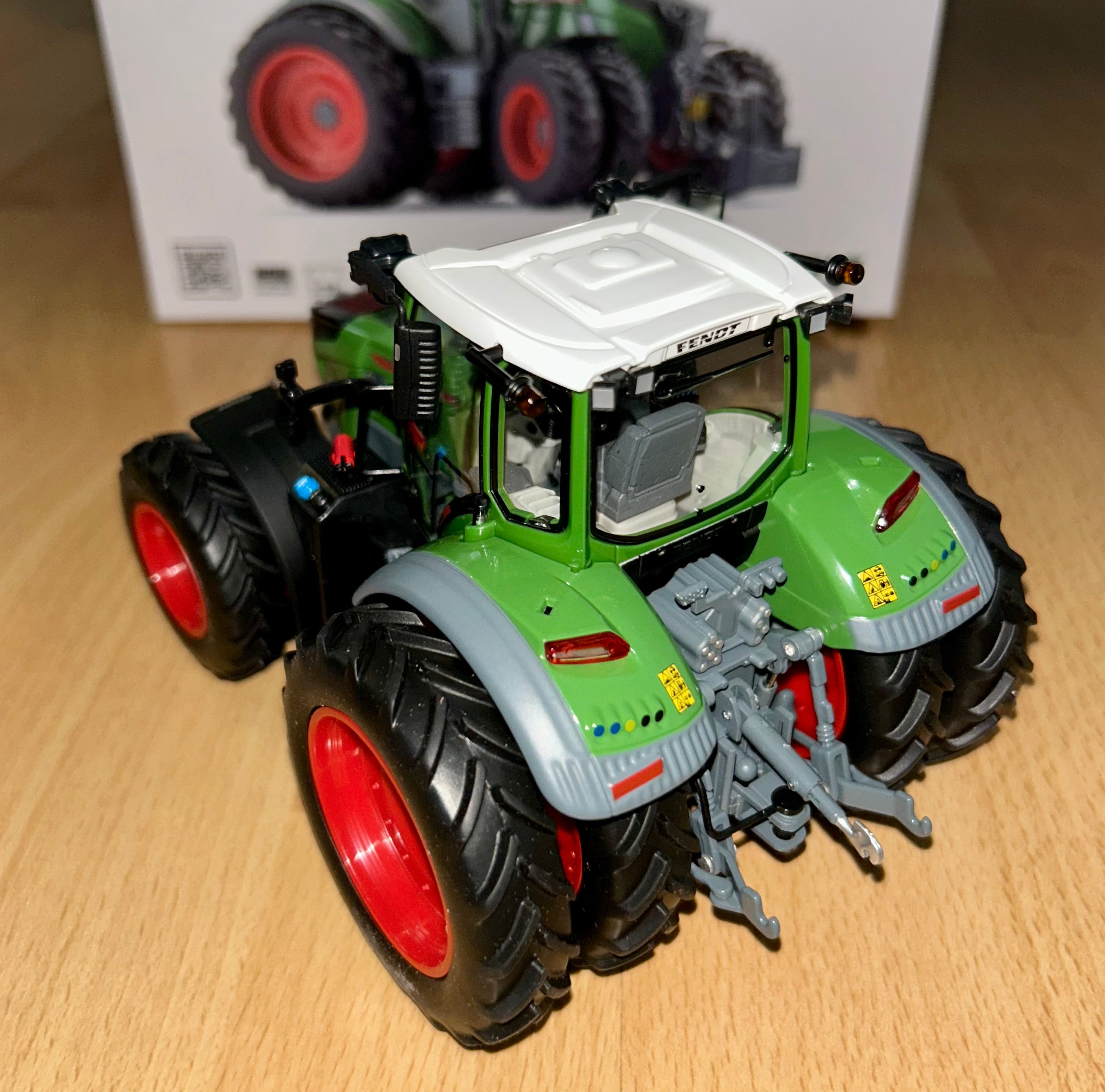 WIKING 1:32 SCALE FENDT 726 VARIO WITH FRONT WEIGHT - DUAL WHEELS