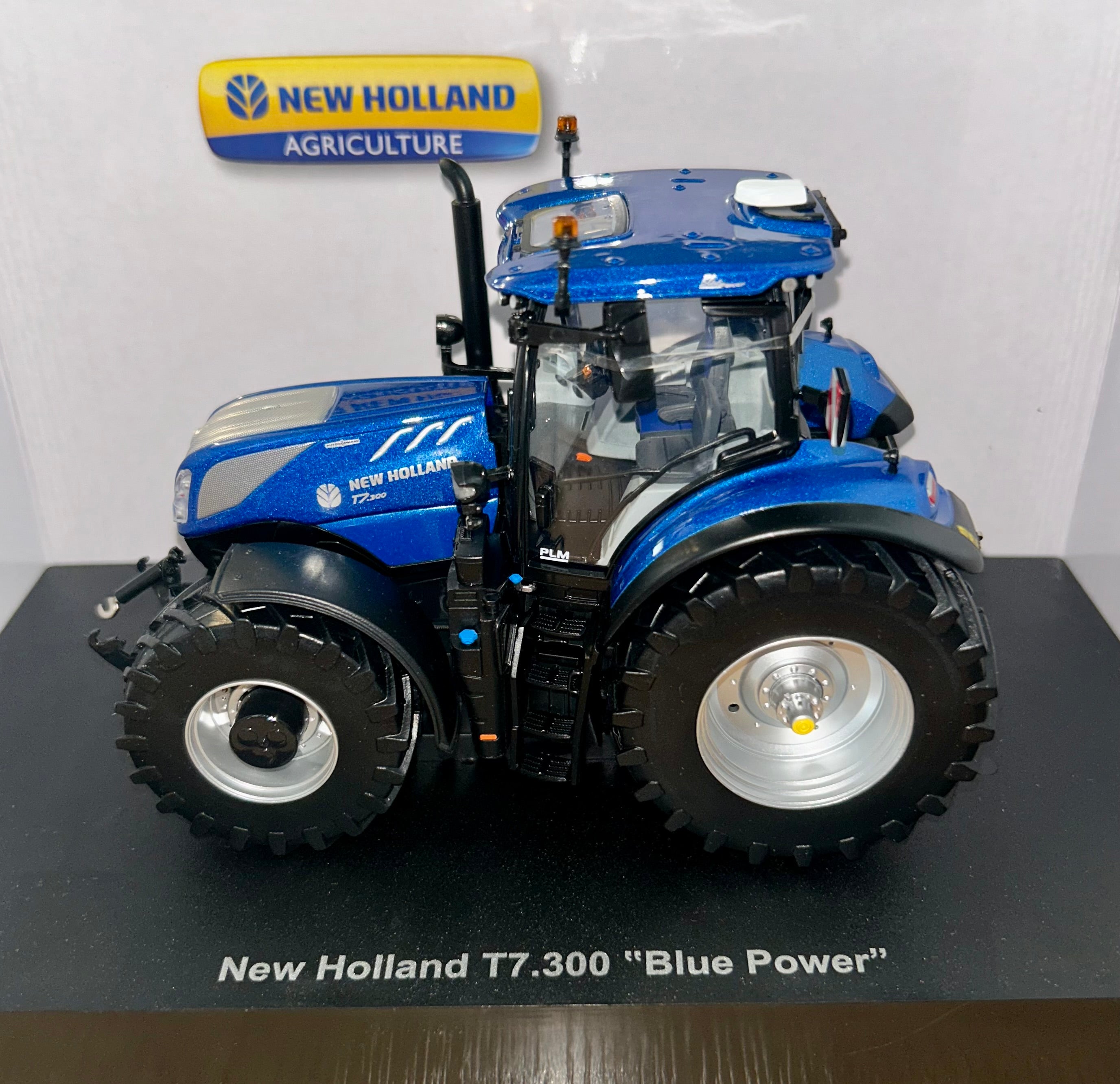 Universal Hobbies New Holland T7.300 Blue Power 1:32 Scale Tractor
