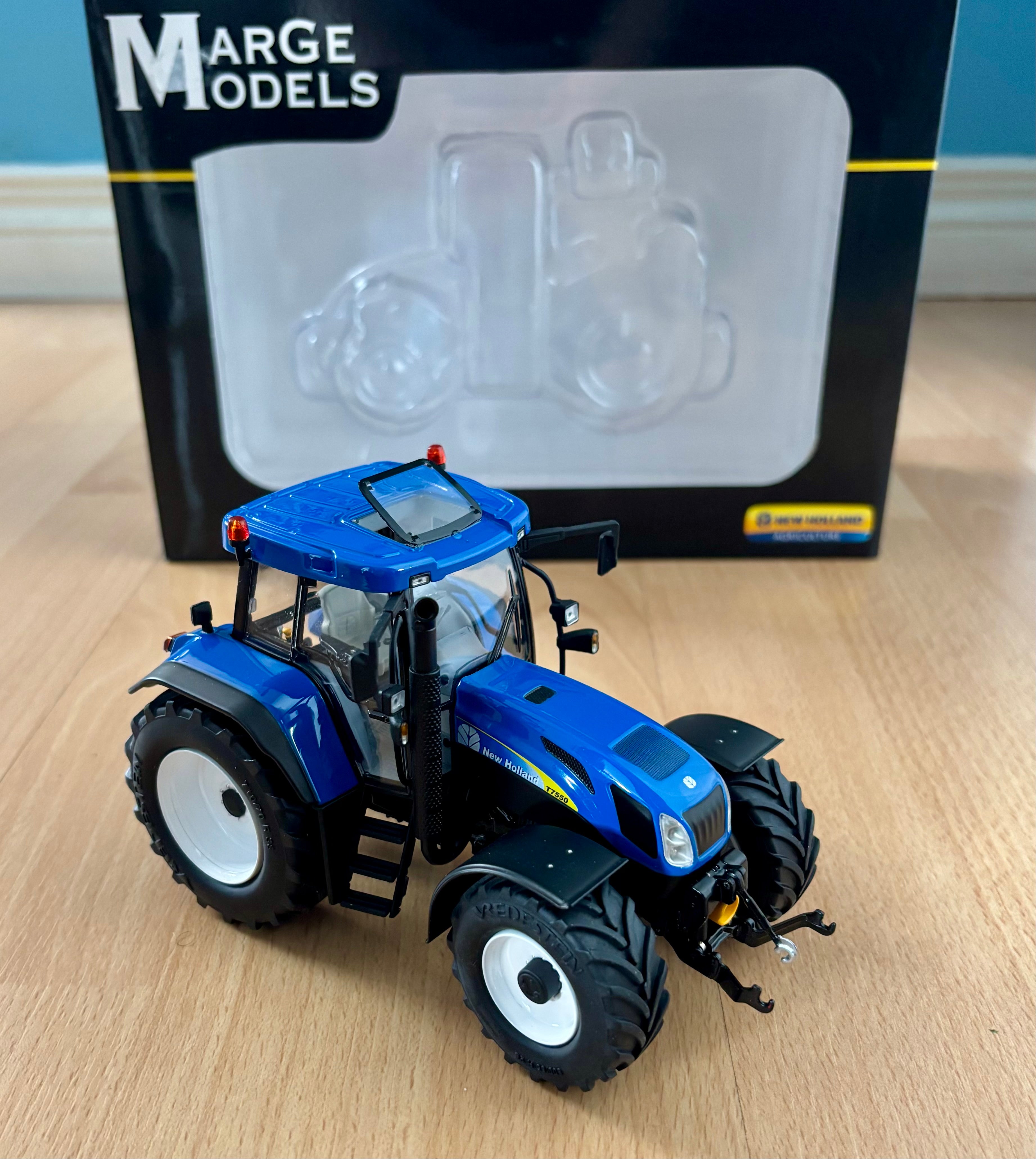 Marge Models New Holland T7550 Tractor In 1:32 Scale - Sunroof Opened