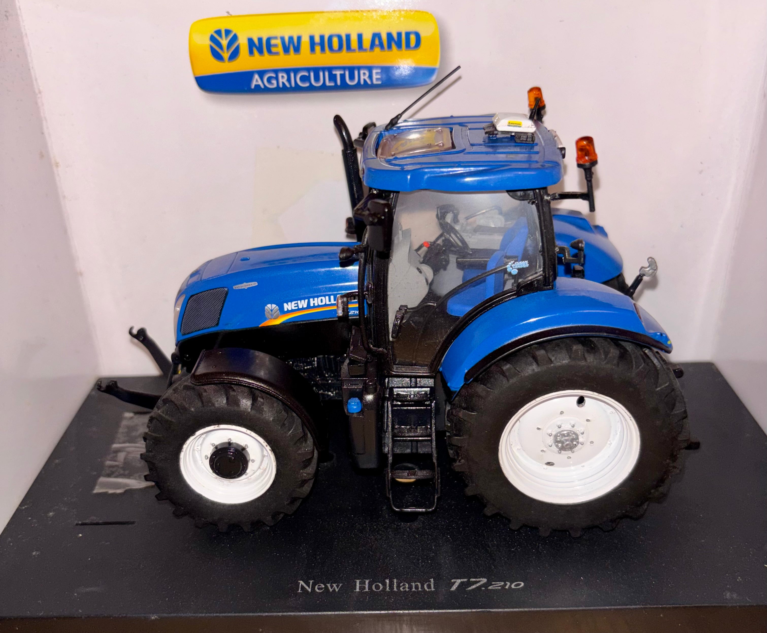 Universal Hobbies New Holland T7.210 - 1:32 Scale