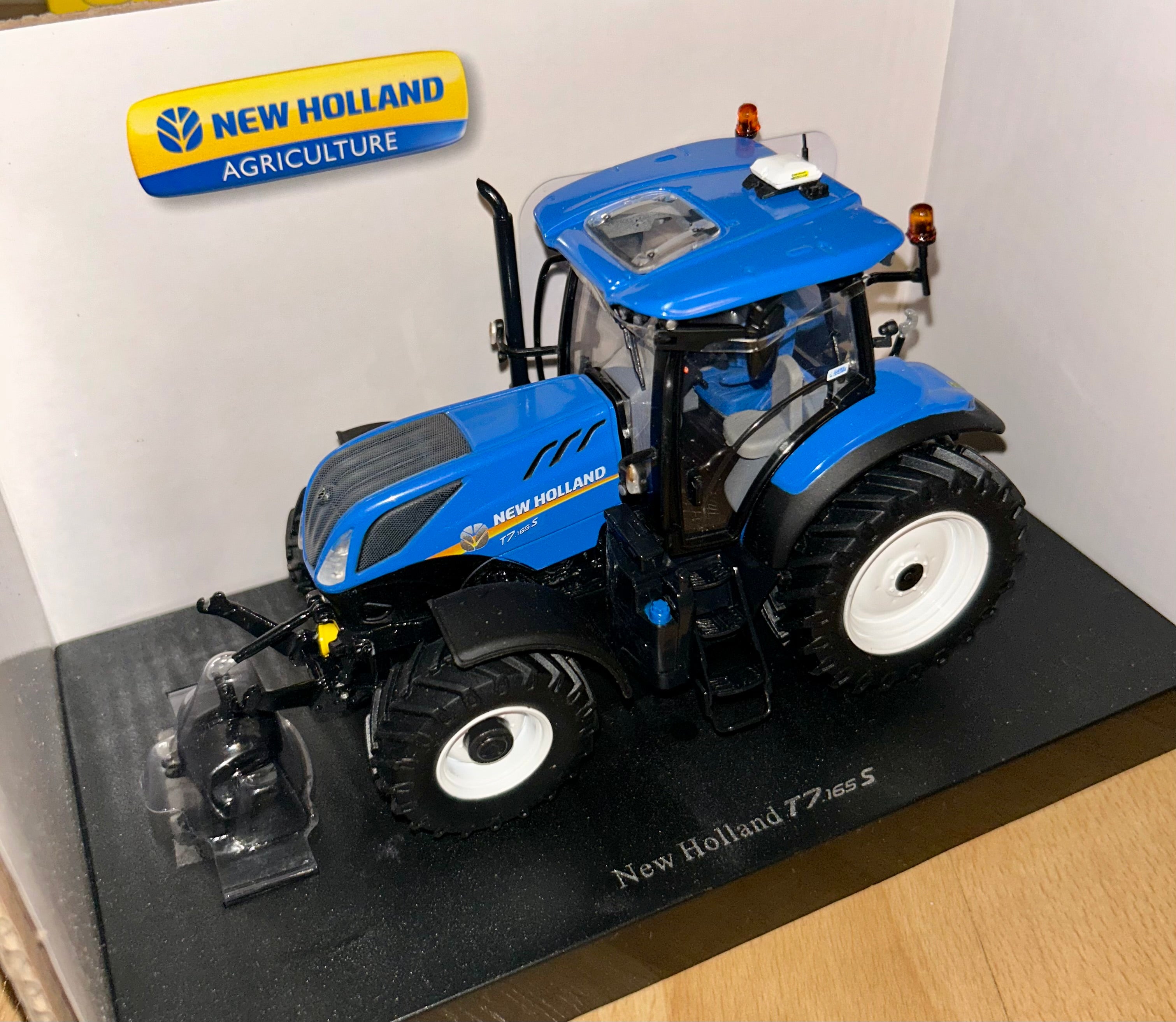 UNIVERSAL HOBBIES NEW HOLLAND T7.165S 1:32 SCALE