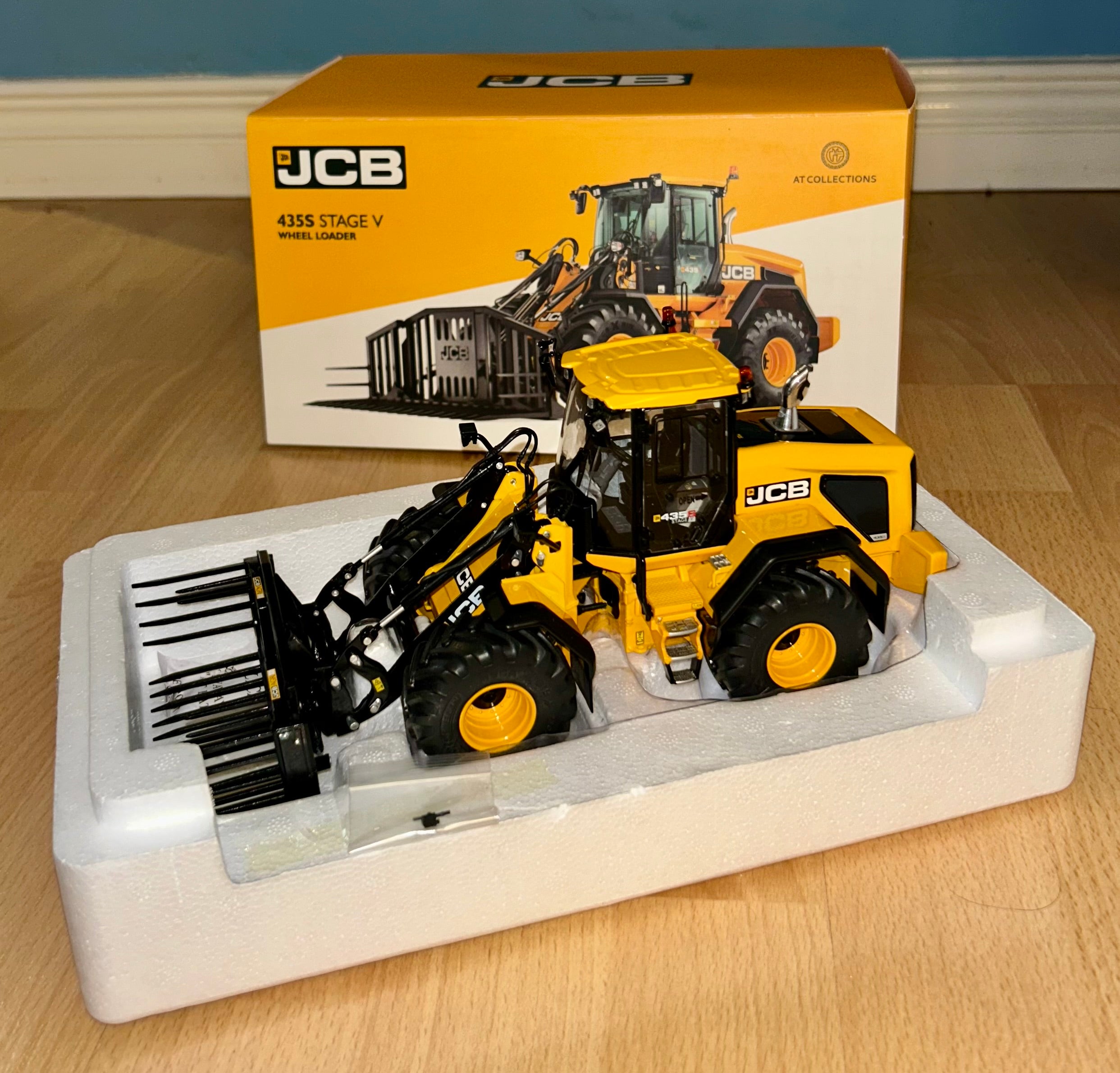 AT COLLECTIONS 1:32 JCB 435S AGRI WHEELED LOADALL - X DISPLAY MODEL
