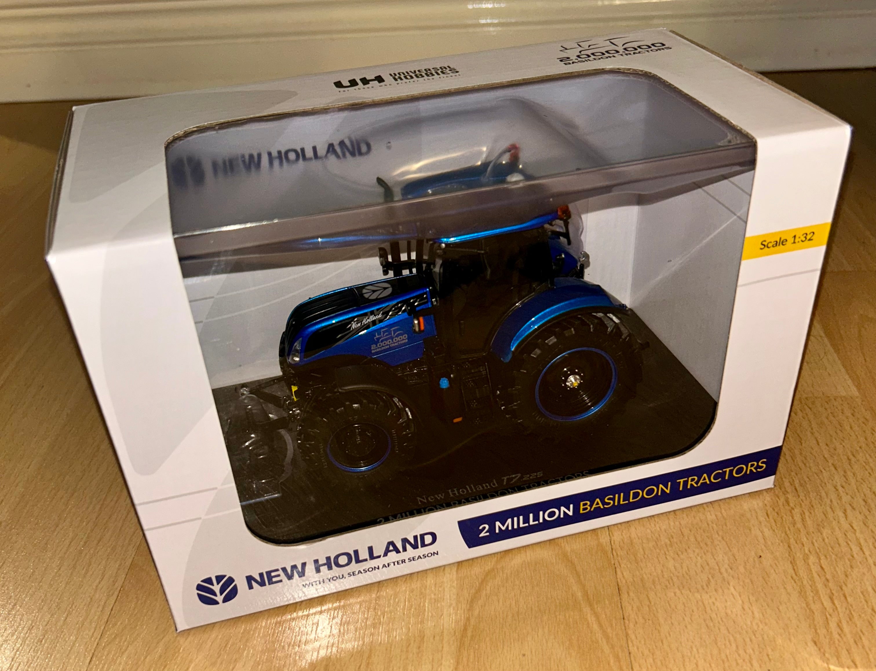 UNIVERSAL HOBBIES 1:32 SCALE NEW HOLLAND T7.225 - 2 Millionth Basildon Edition