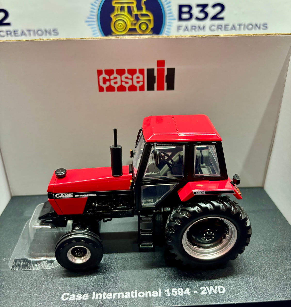 UNIVERSAL HOBBIES 1:32 SCALE CASE IH 1594 2WD (1985) TRACTOR
