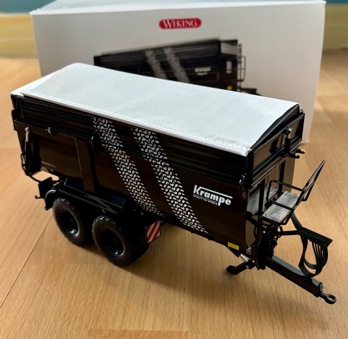 WIKING 1:32 SCALE KRAMPE BIG BODY 650 IN BLACK WITH SILAGE SIDES "TYRE TRACKS"