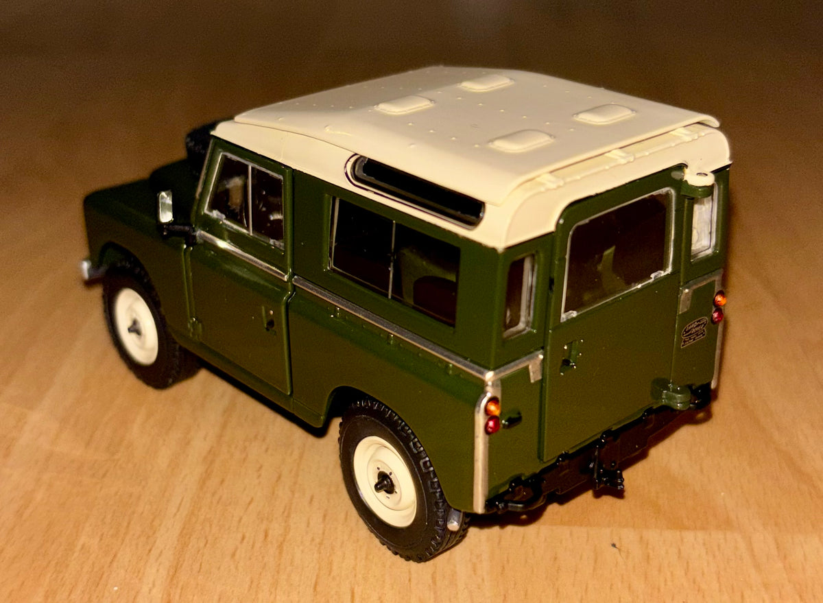 MARGE MODELS 1:32 SCALE LAND ROVER SERIES 3 DEFENDER 88 SAFARI ROOF BRONZE GREEN