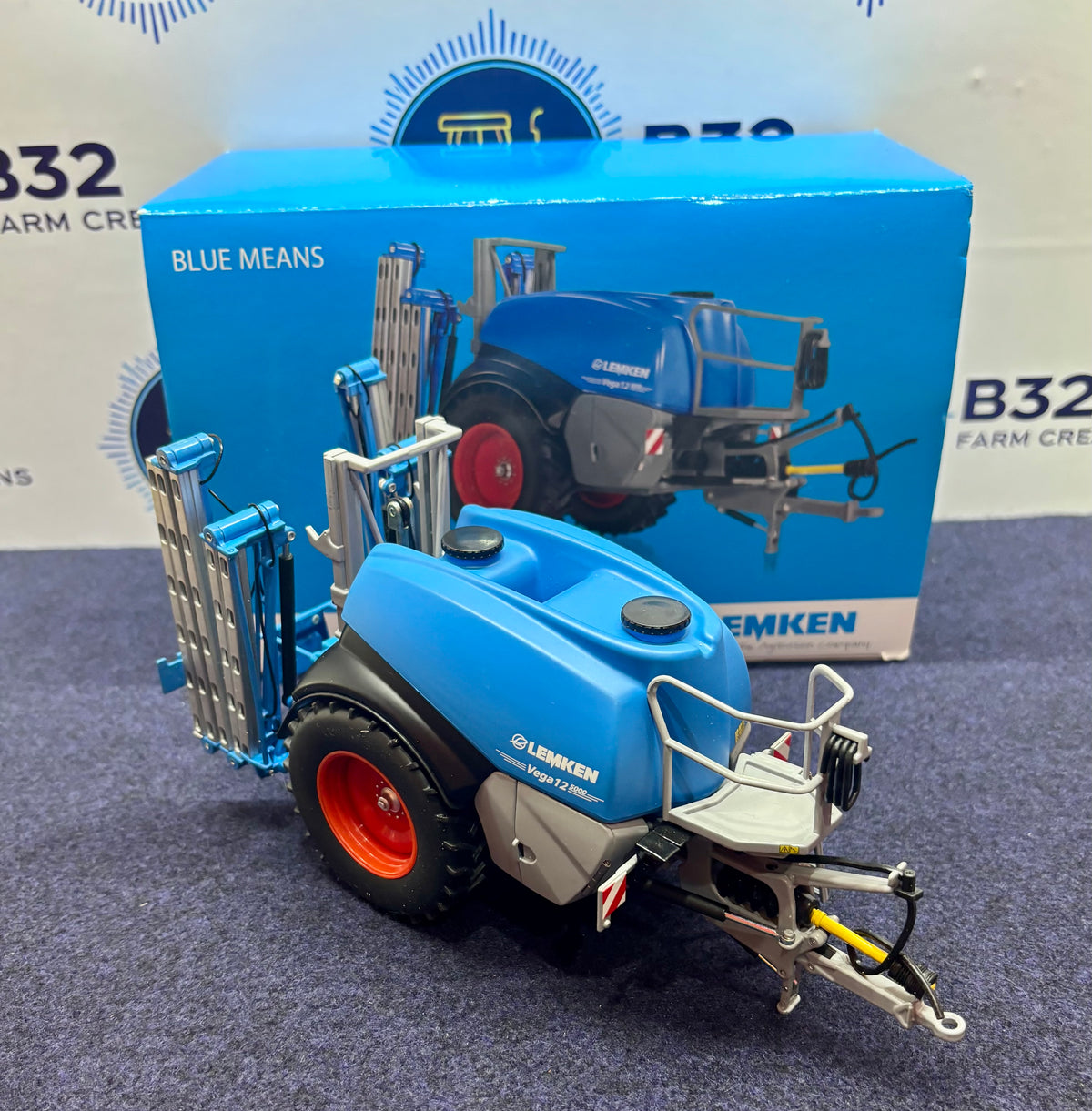 NEW - Lemken Vega 12 trailed sprayer in 1:32 scale. Nicely detailed model, large boom reach! Complete in rare blue dealer box