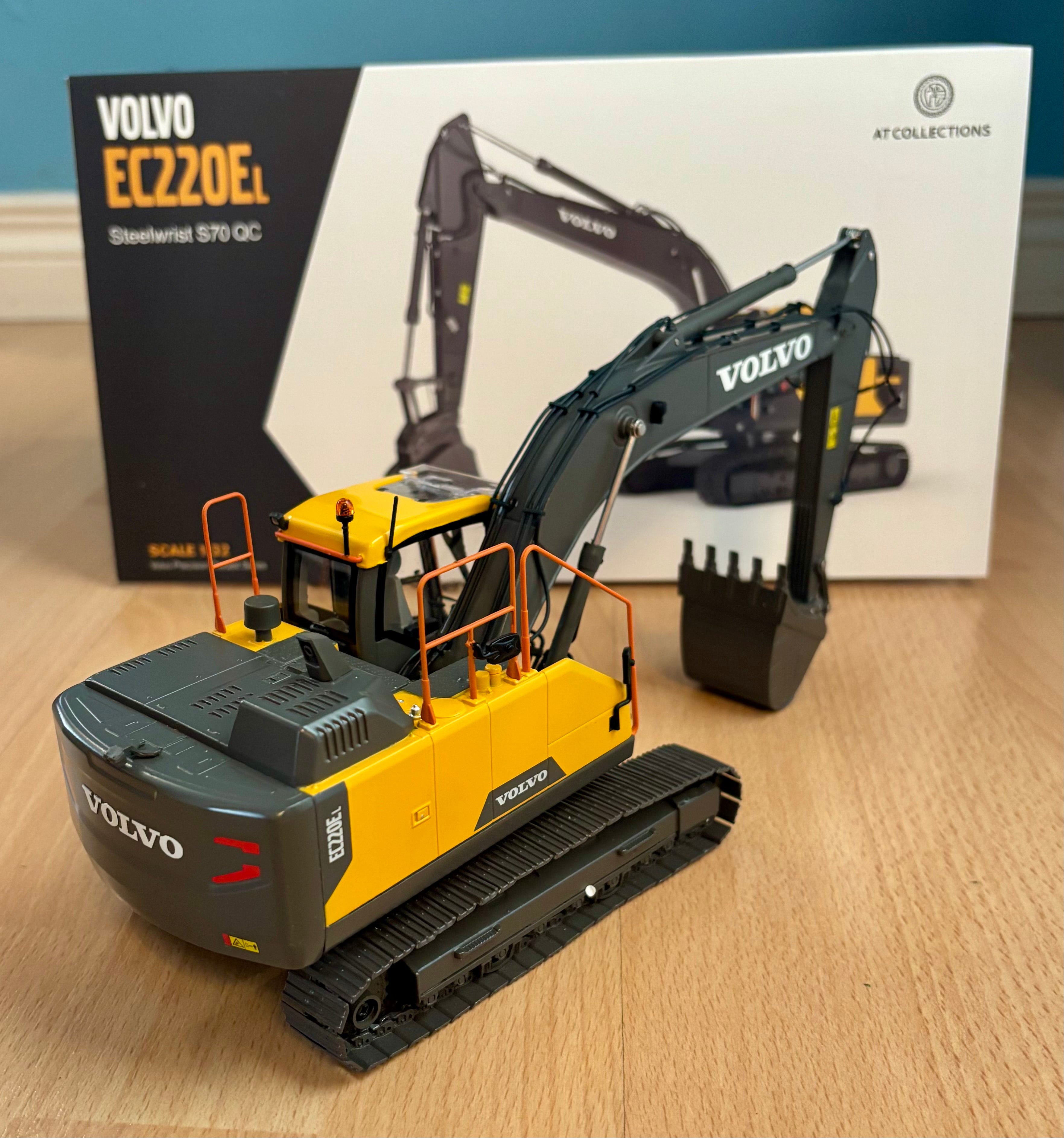 AT COLLECTIONS 1:32 SCALE VOLVO EC220EL DIGGER