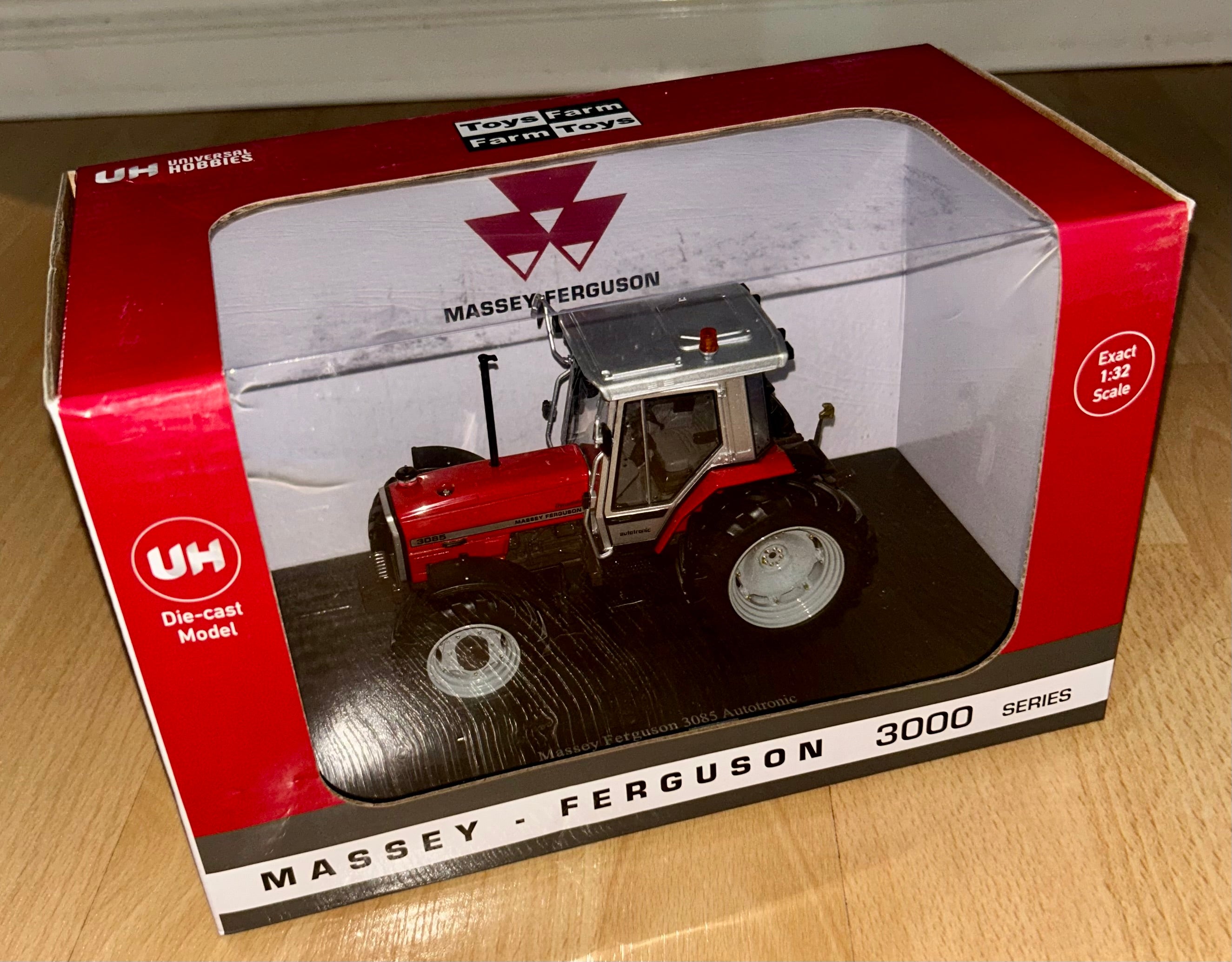 Universal Hobbies Massey Ferguson 3085 Dynashift- Autotronic 1:32 Scale
