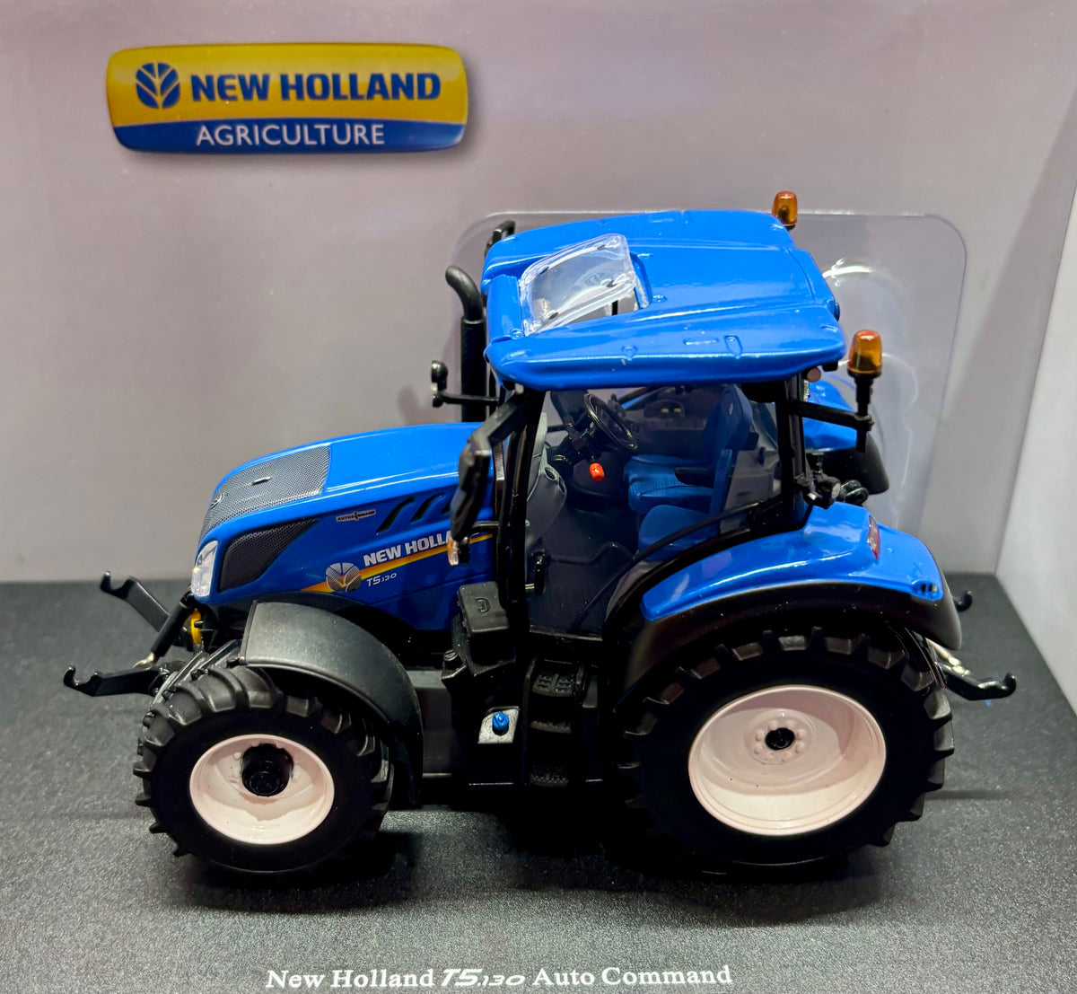 UNIVERSAL HOBBIES 1:32 SCALE NEW HOLLAND T5.130 AUTO COMMAND - SUNROOF OPENED