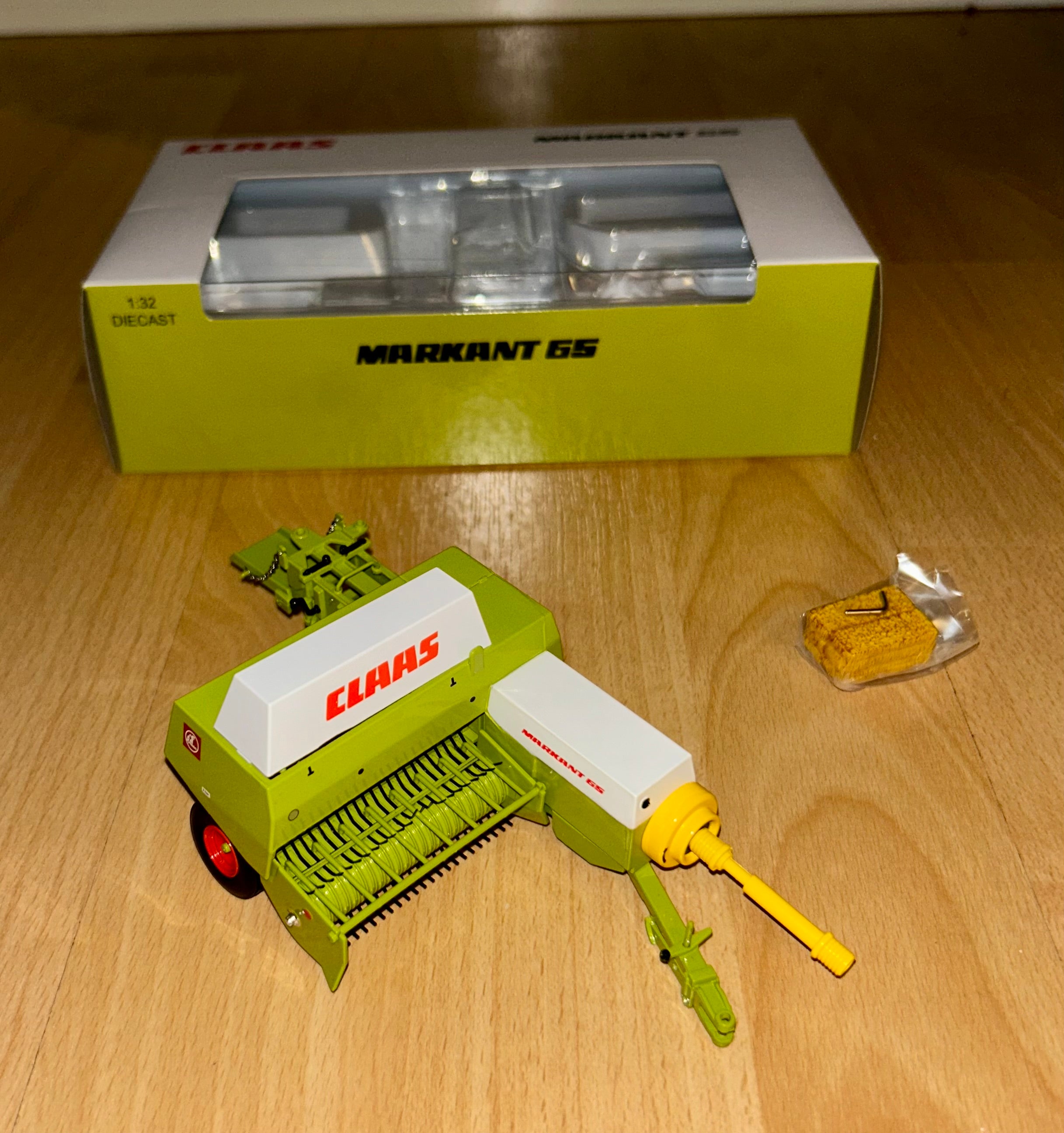 REPLICAGRI 106 1:32 SCALE CLAAS MARKANT 65 SMALL SQUARE BALER