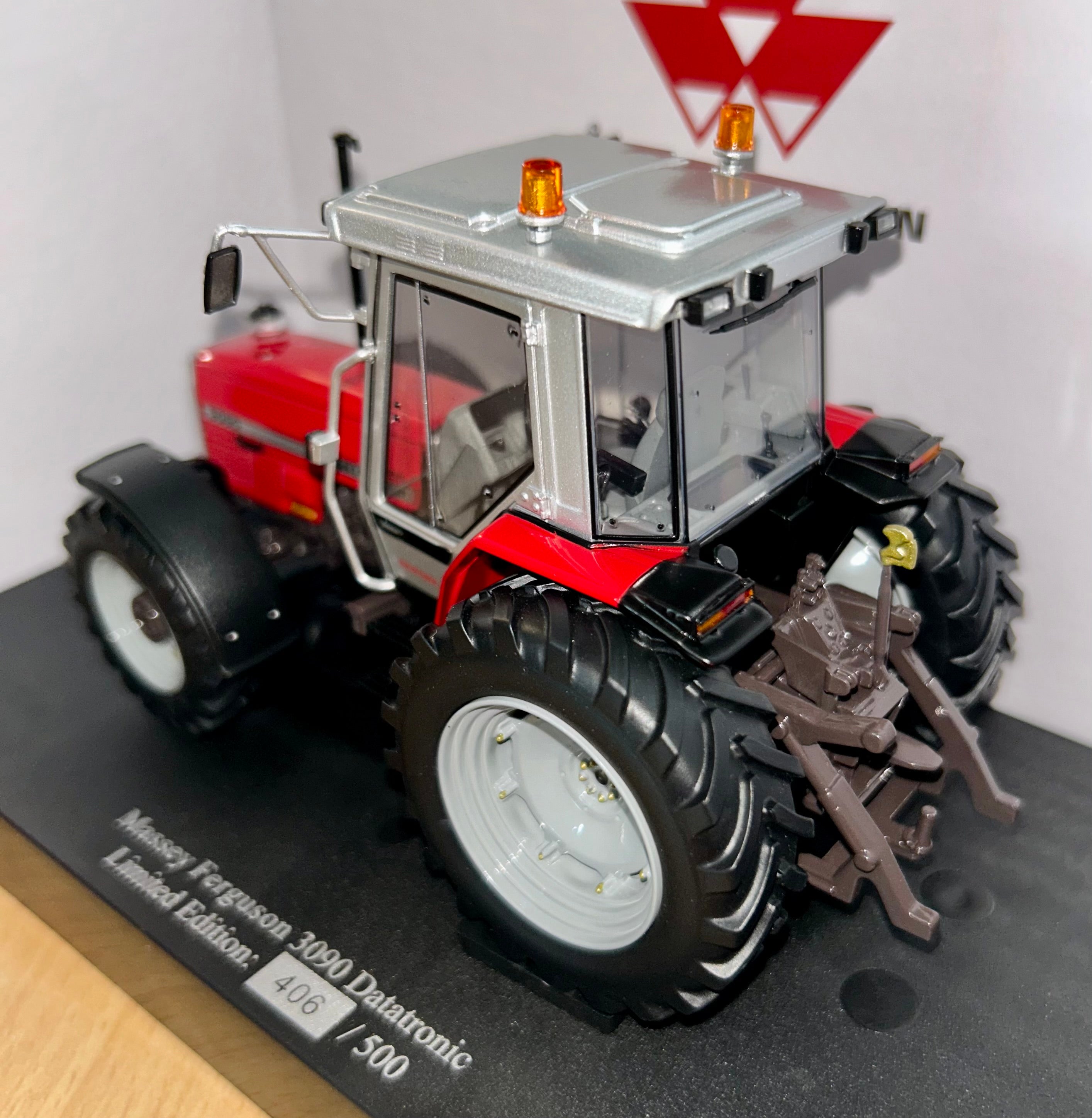 Universal Hobbies Massey Ferguson 3090 Datatronic 1:32 Scale