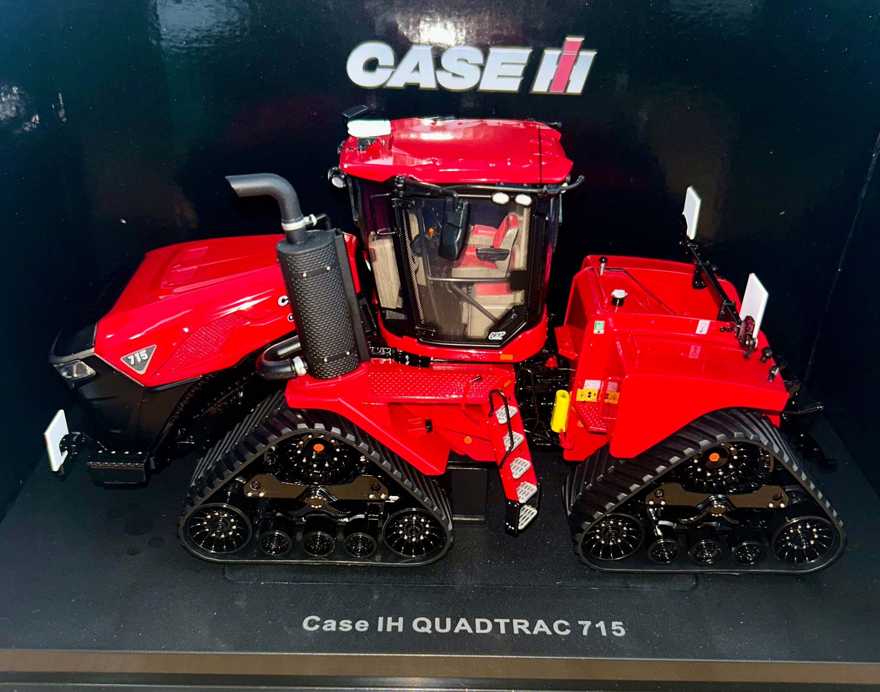 UNIVERSAL HOBBIES CASE IH QUADTRAC 715 1.32 SCALE