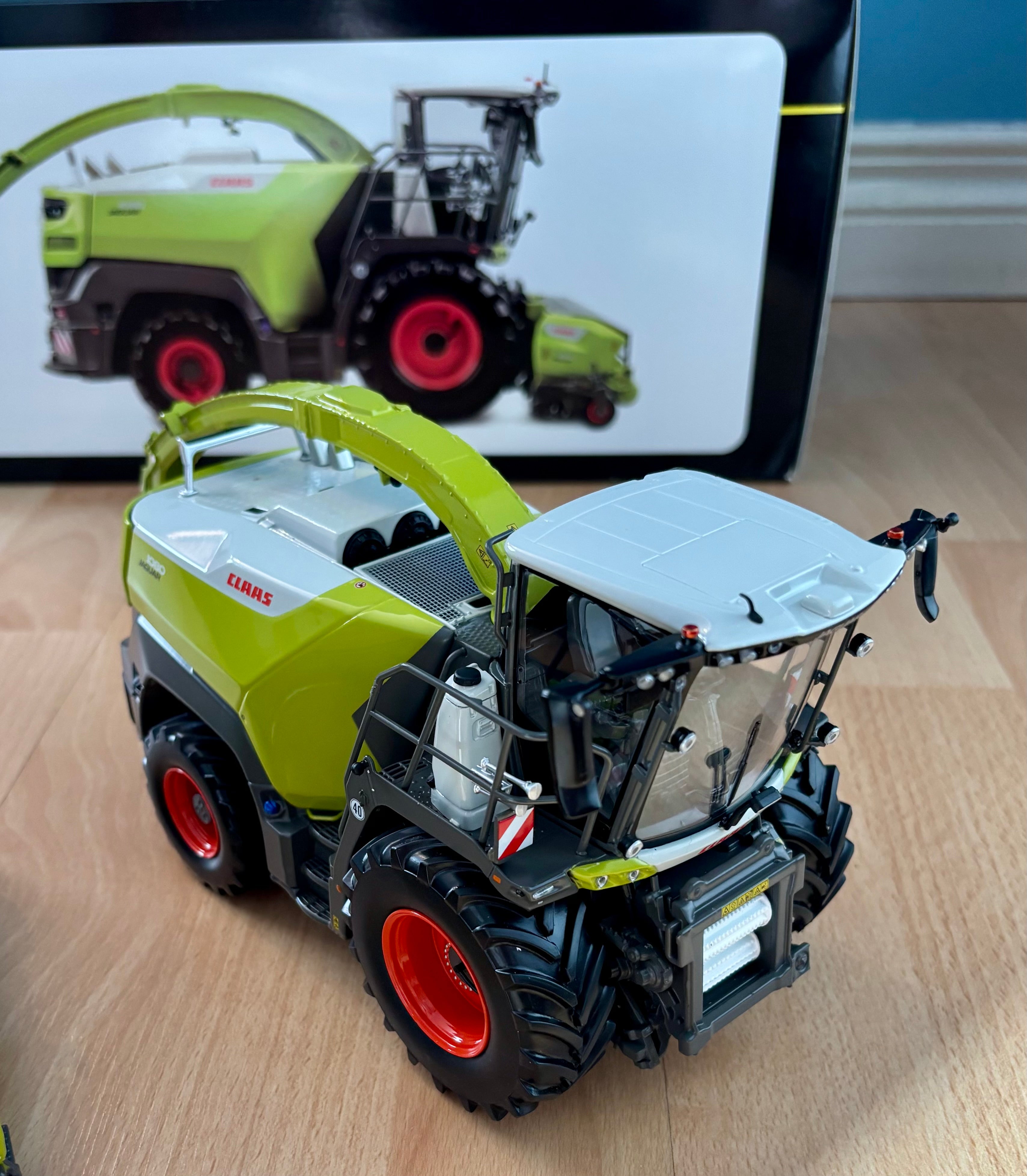 MARGE MODELS 1:32 SCALE CLAAS JAGUAR 1080 WITH GRASS PICK UP 4500