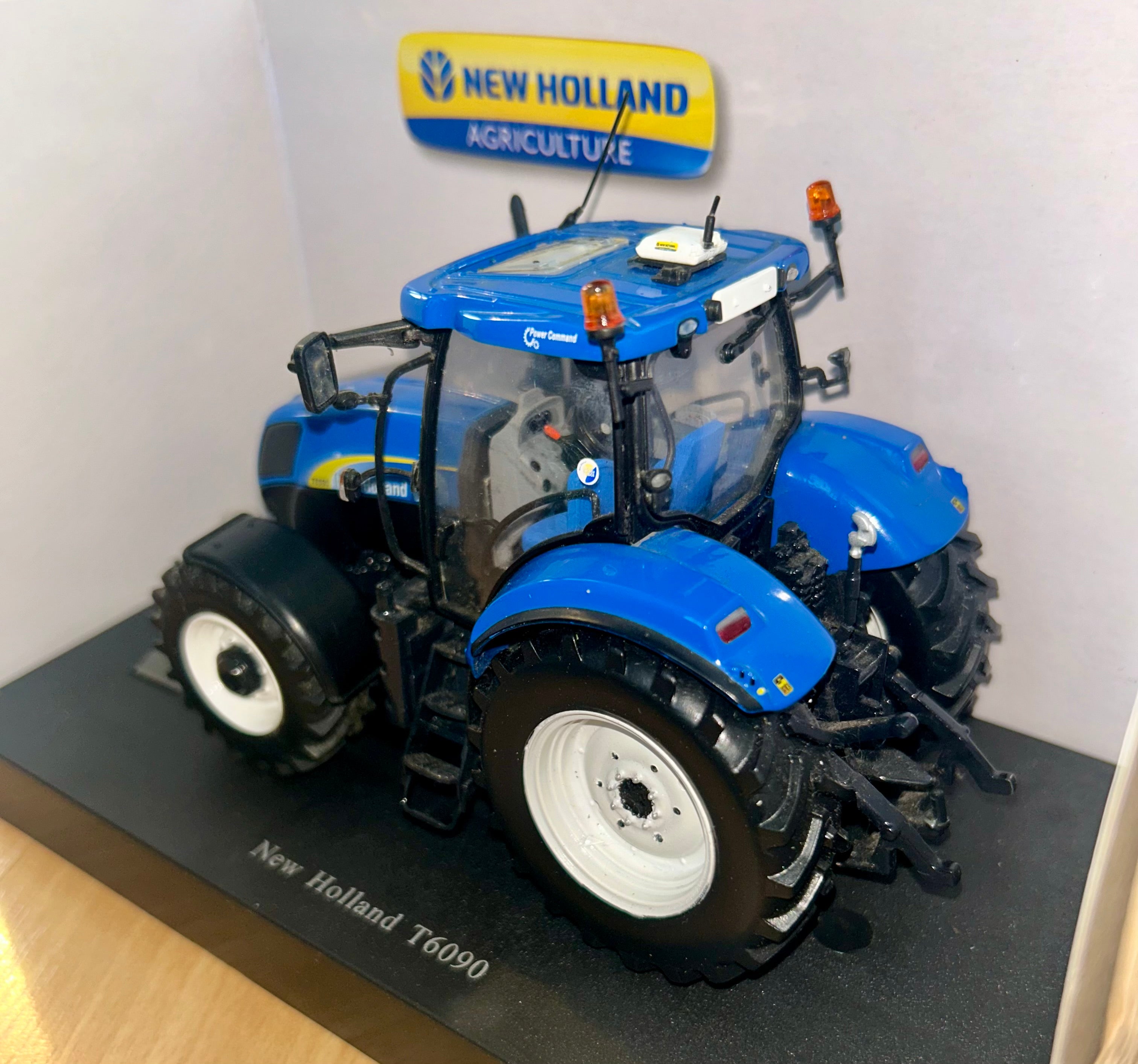 Universal Hobbies New Holland T6090 1:32 Scale