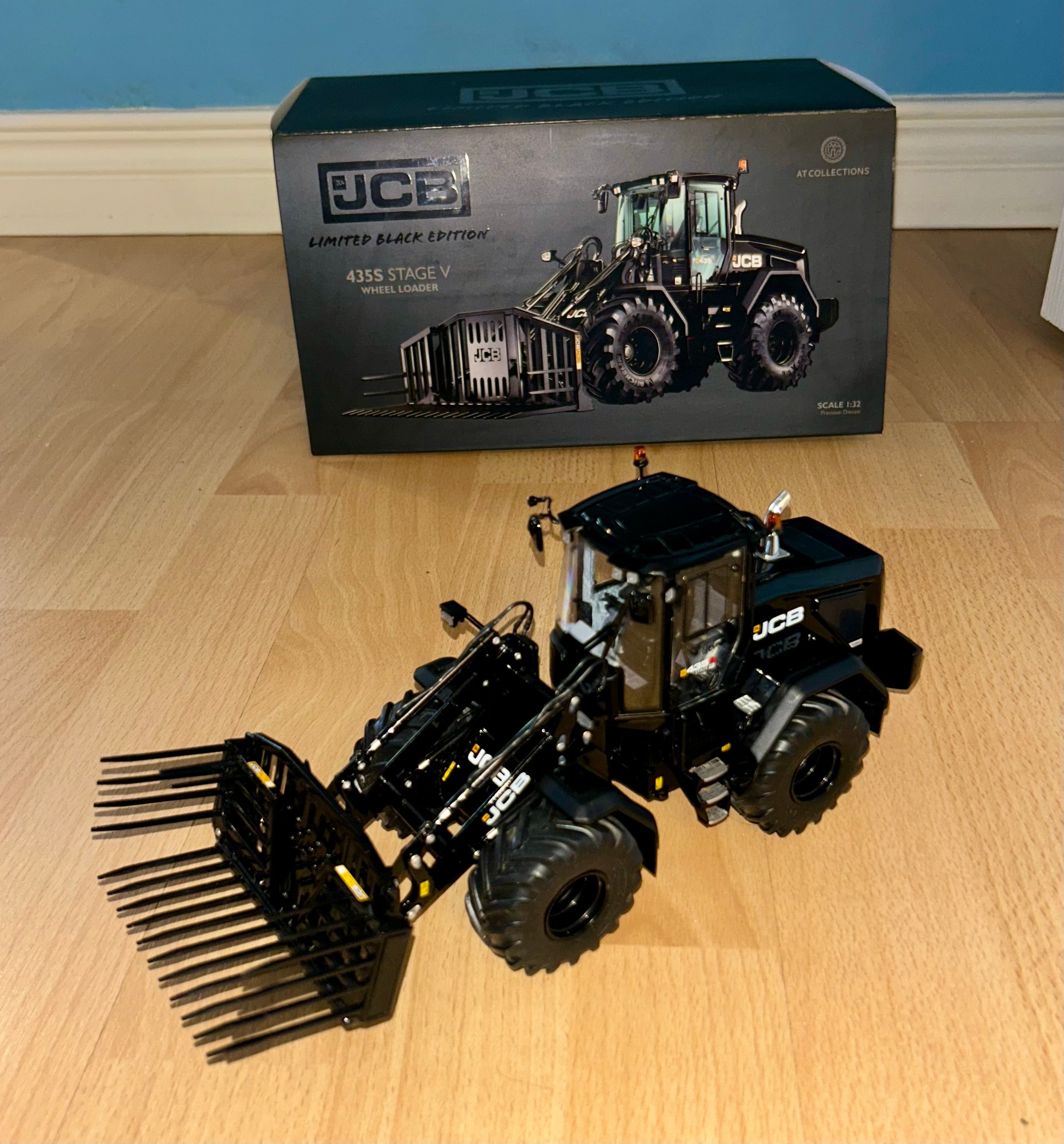AT COLLECTIONS 1:32 JCB 435S AGRI BLACK WHEELED LOADALL WITH FOLDING BUCK RAKE