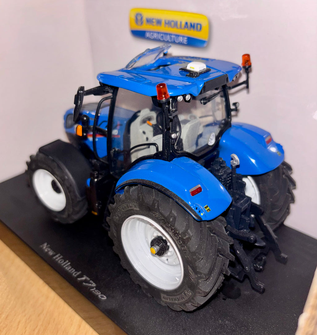 Universal Hobbies New Holland T7.190 1:32 Scale - P32 Wheels And Open Sunroof