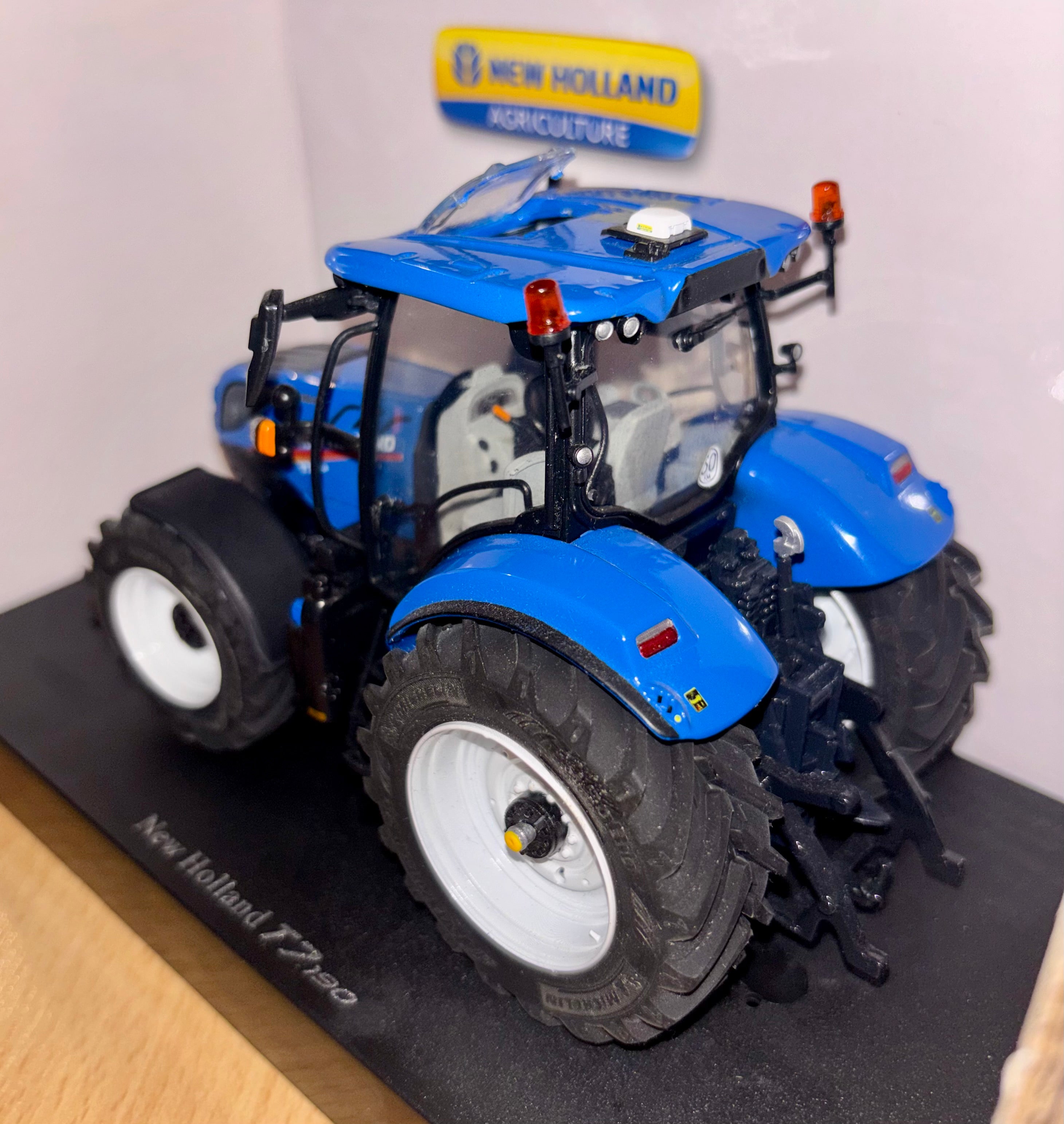 Universal Hobbies New Holland T7.190 1:32 Scale - P32 Wheels And Open Sunroof