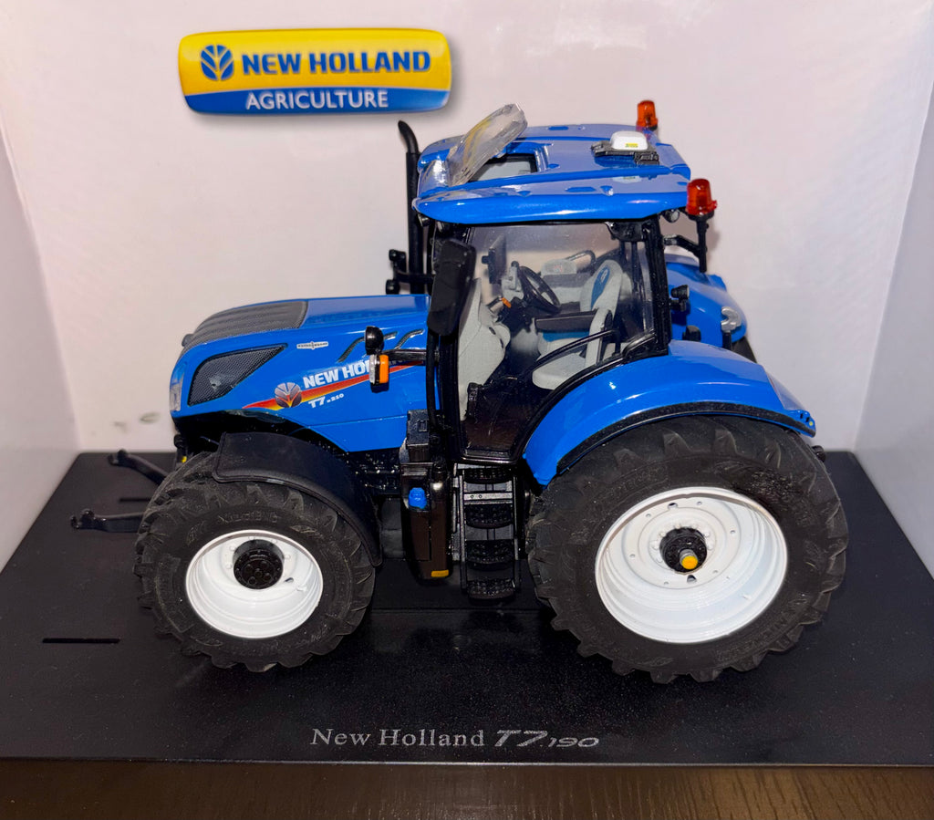 Universal Hobbies New Holland T7.190 1:32 Scale - P32 Wheels And Open Sunroof