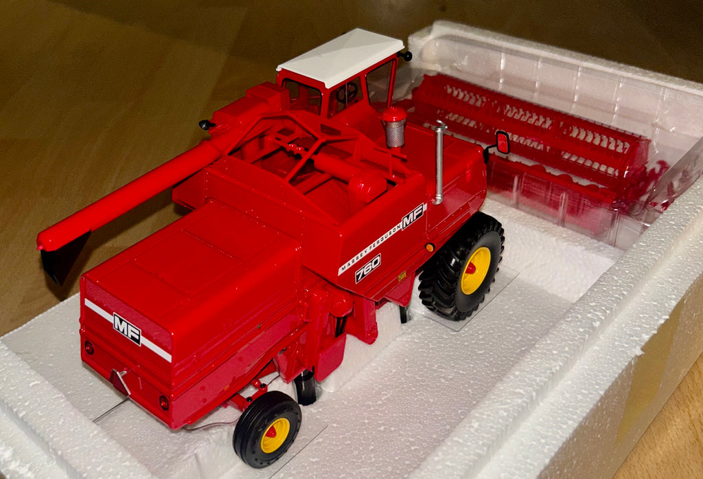 UNIVERSAL HOBBIES MASSEY FERGUSON 760 HARVESTER 1:32 SCALE