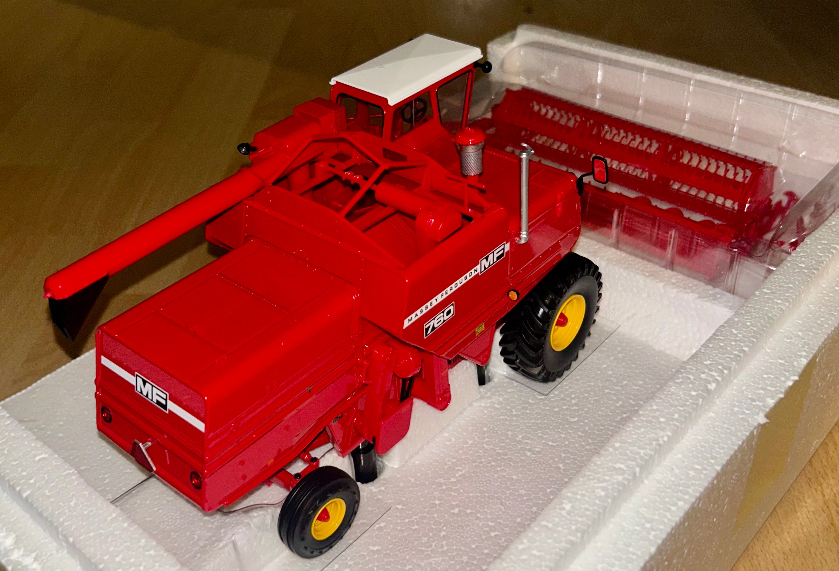 UNIVERSAL HOBBIES MASSEY FERGUSON 760 HARVESTER 1:32 SCALE