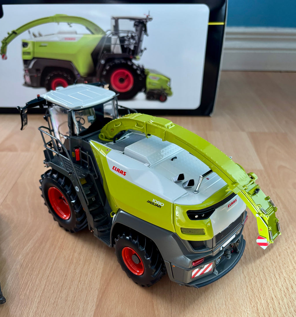 MARGE MODELS 1:32 SCALE CLAAS JAGUAR 1080 WITH GRASS PICK UP 4500