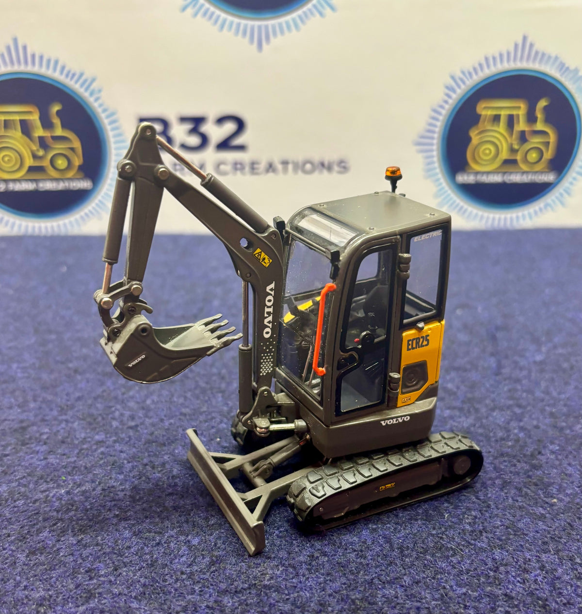 AT Collections Volvo ECR25 Digger 1:32 Scale - No Box
